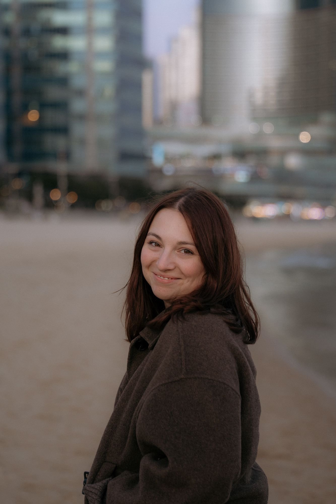 Portrait de Laetitia, souriante, en ville