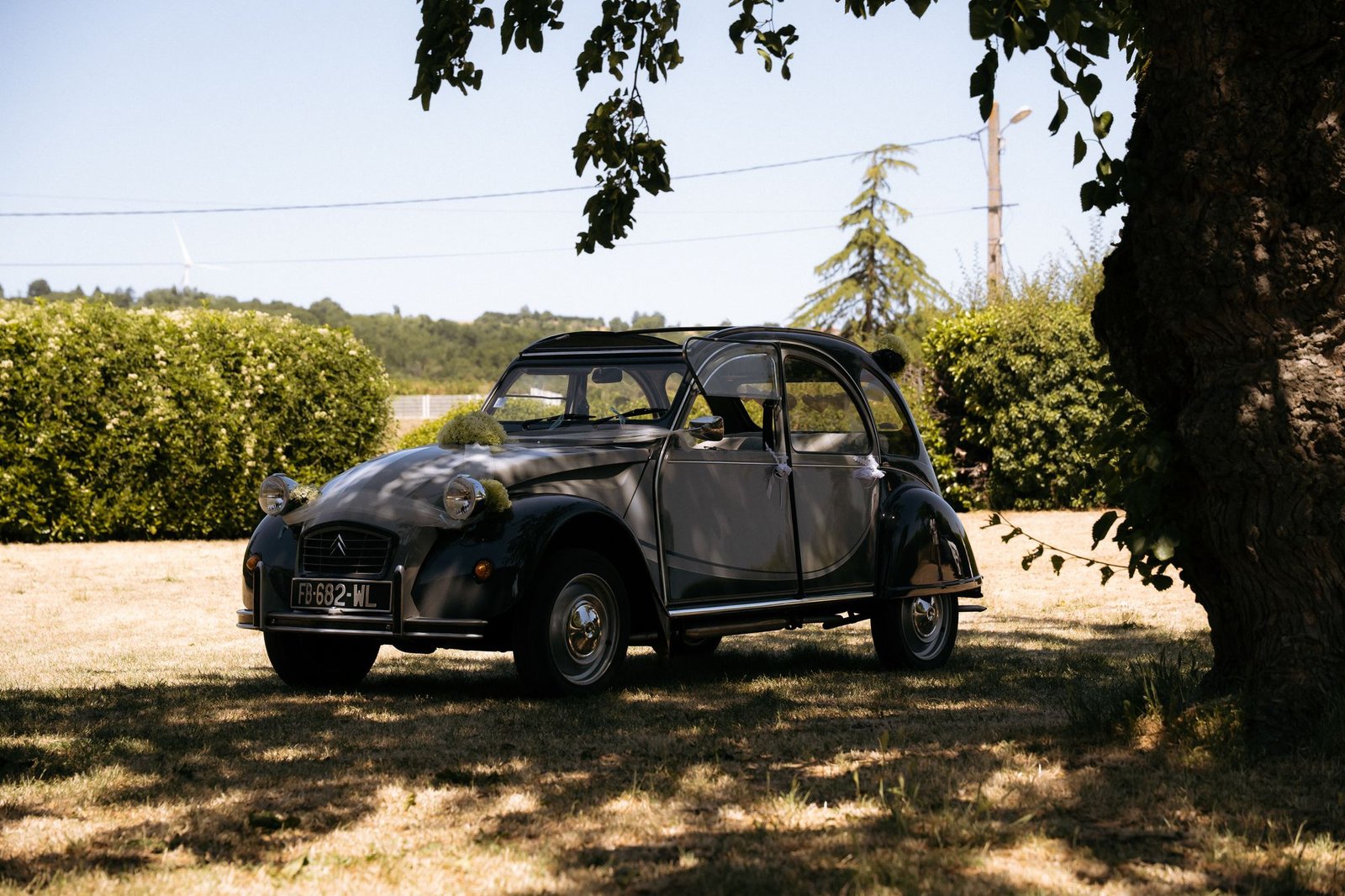 Voiture ancienne décorée pour le mariage