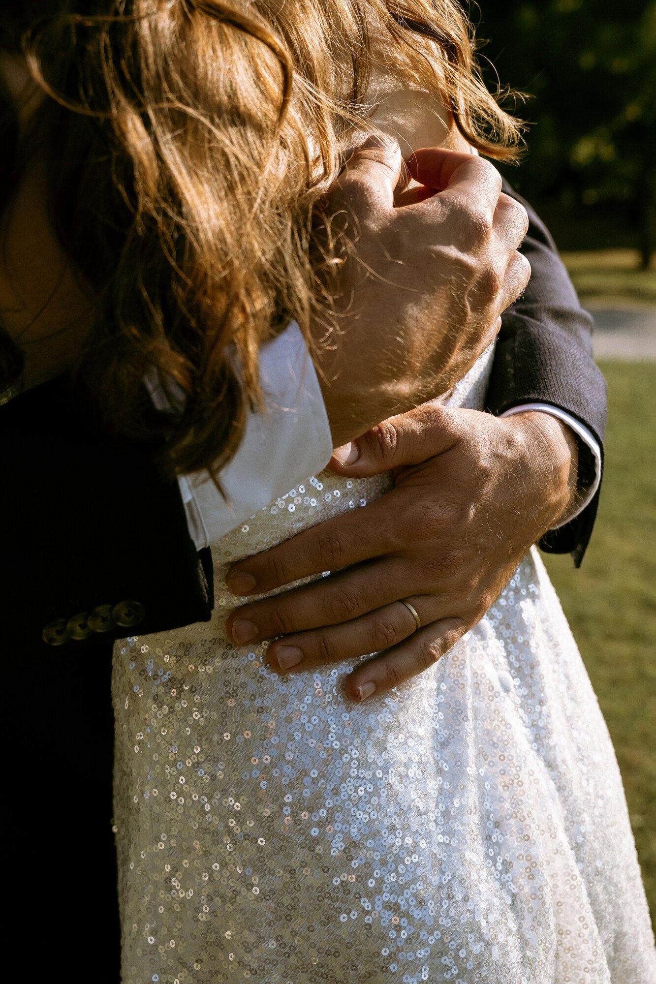 Le marié rejoignant la mariée en courant sous les arbres