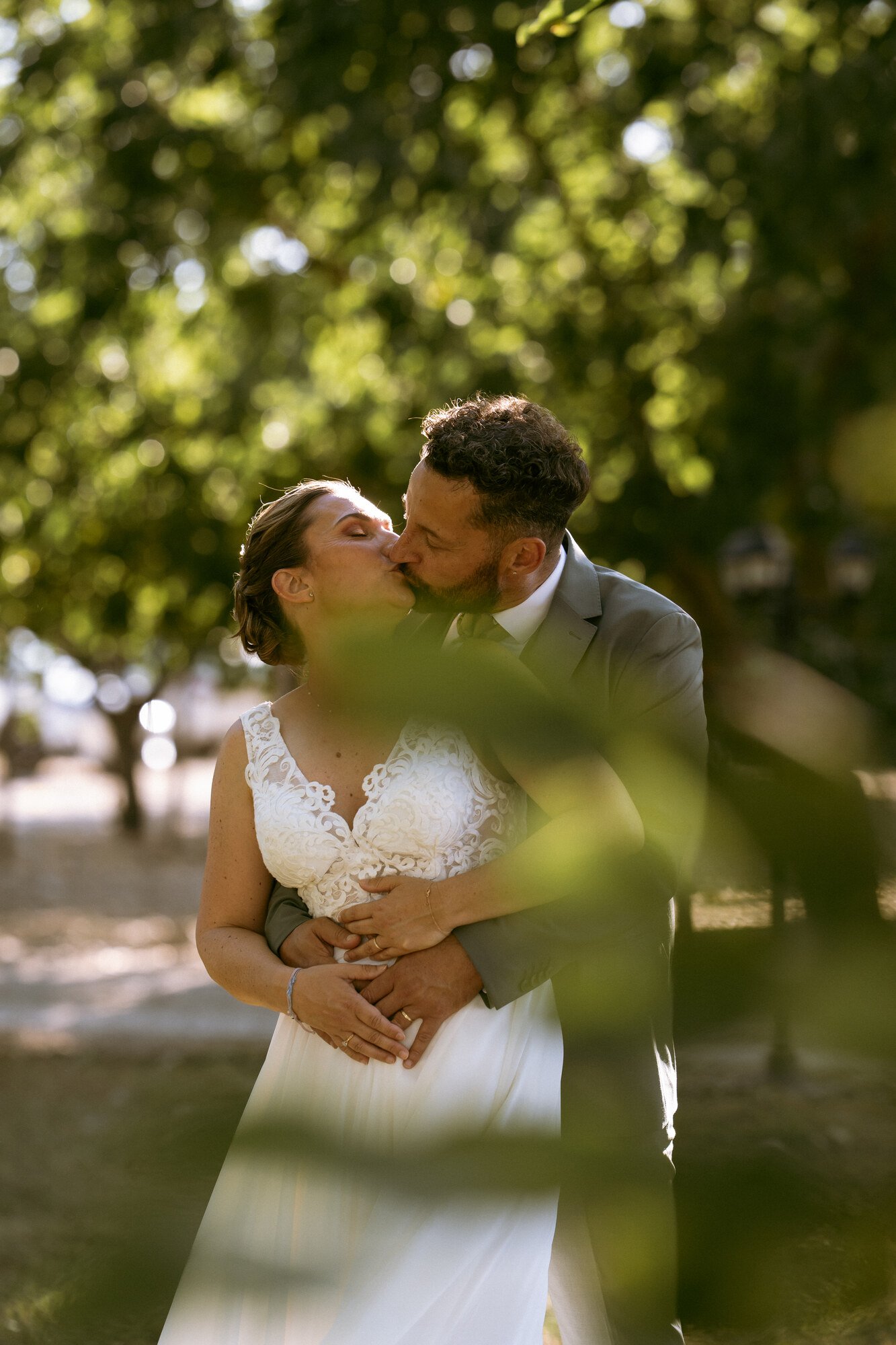 La main du marié dans les cheveux de la mariée