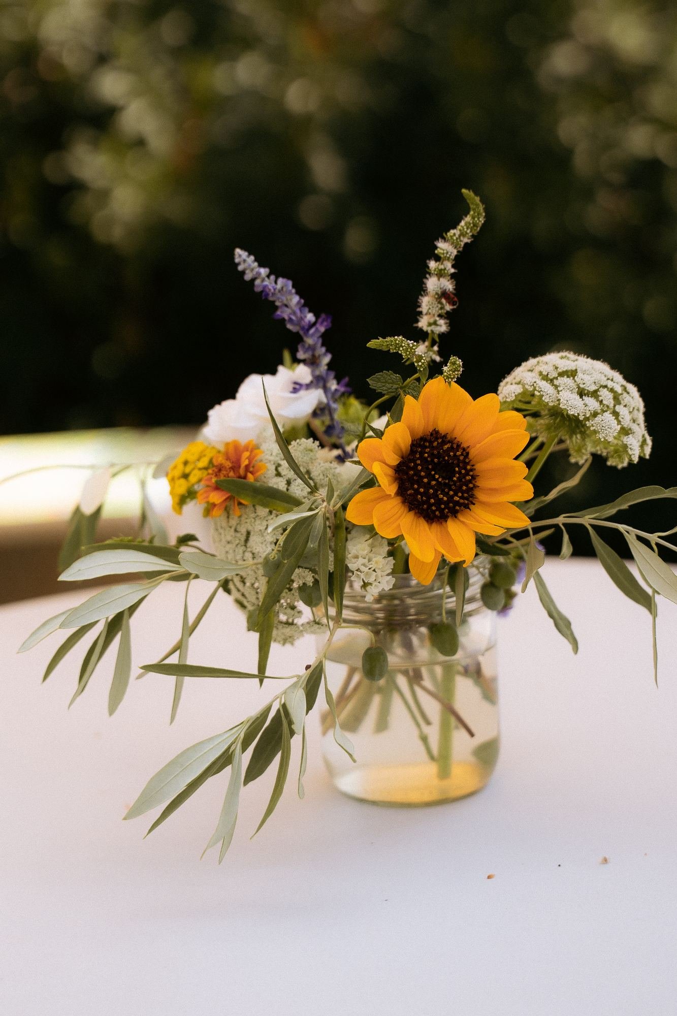 Bouquet de fleurs dans un bocal