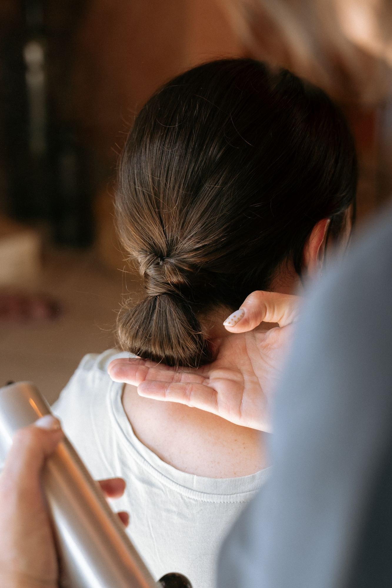 Coiffure de la mariée en cours de réalisation