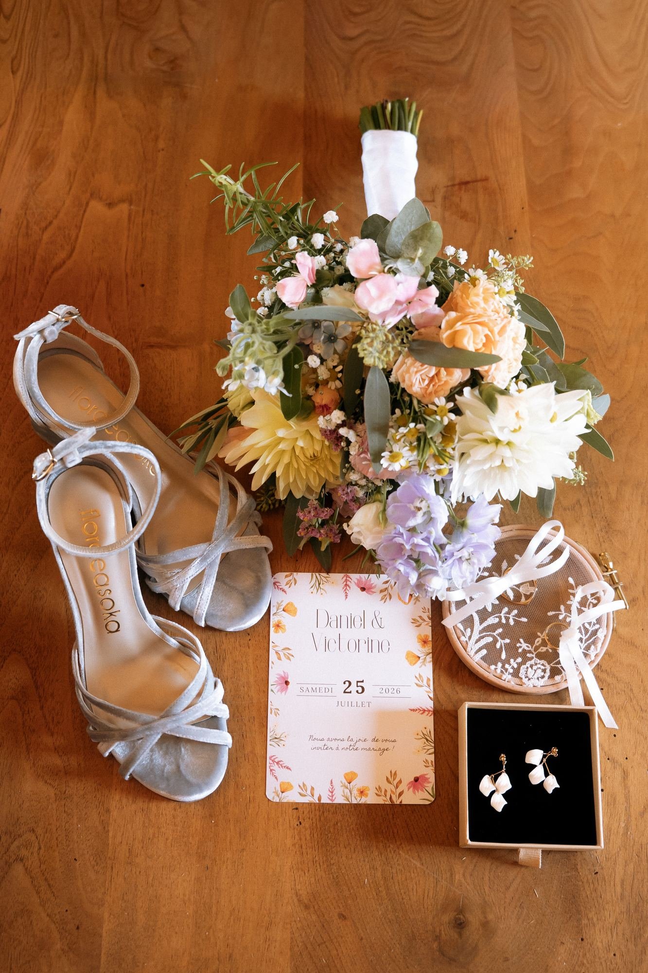 Chaussures, bouquet et faire-part sur bois