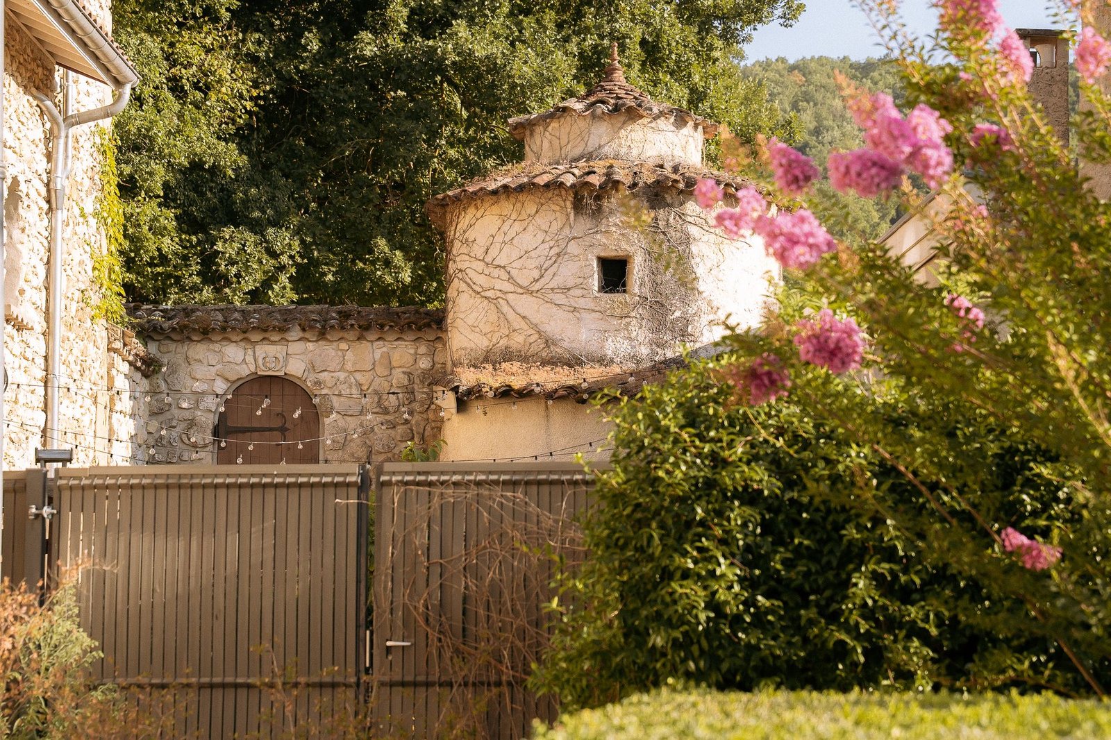 Bâtisse en pierre fleurie
