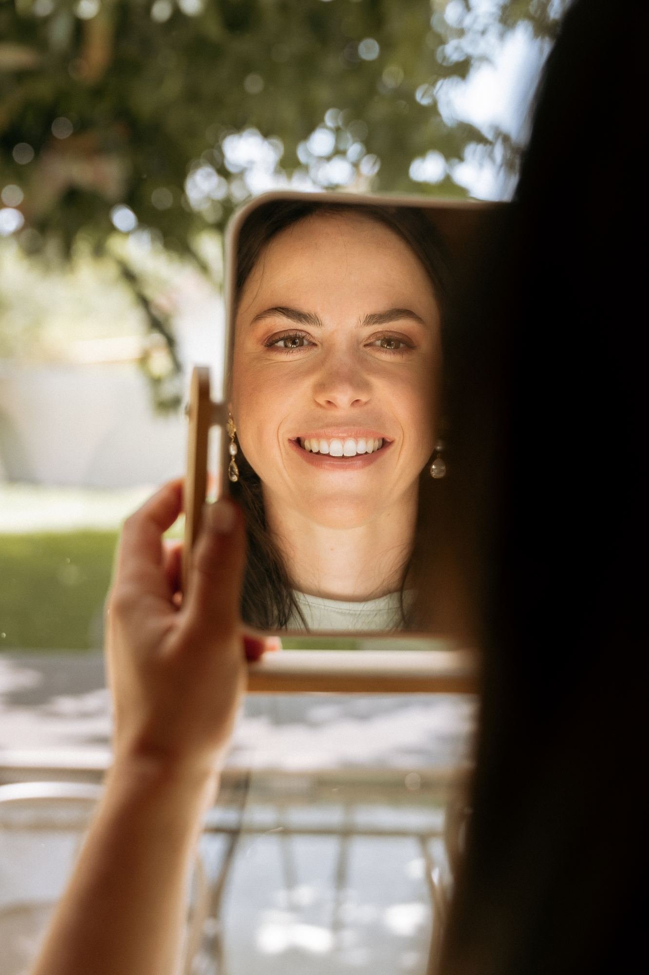 Mariée souriante dans un miroir de poche