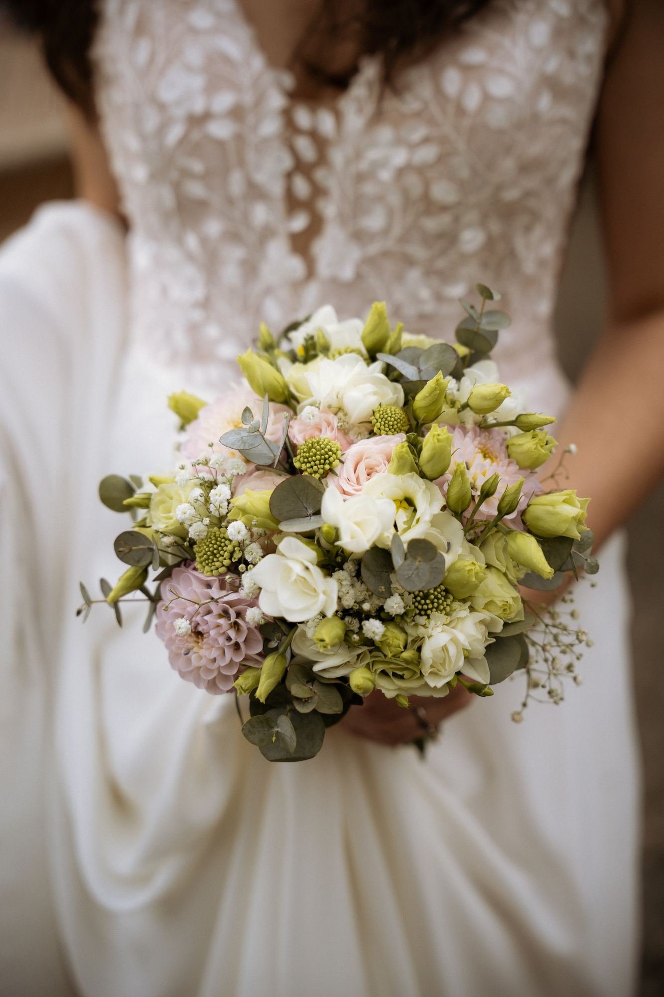 Bouquet de mariée tenu de dos