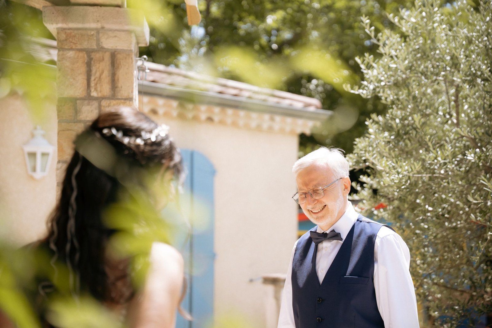 Le père de la mariée souriant