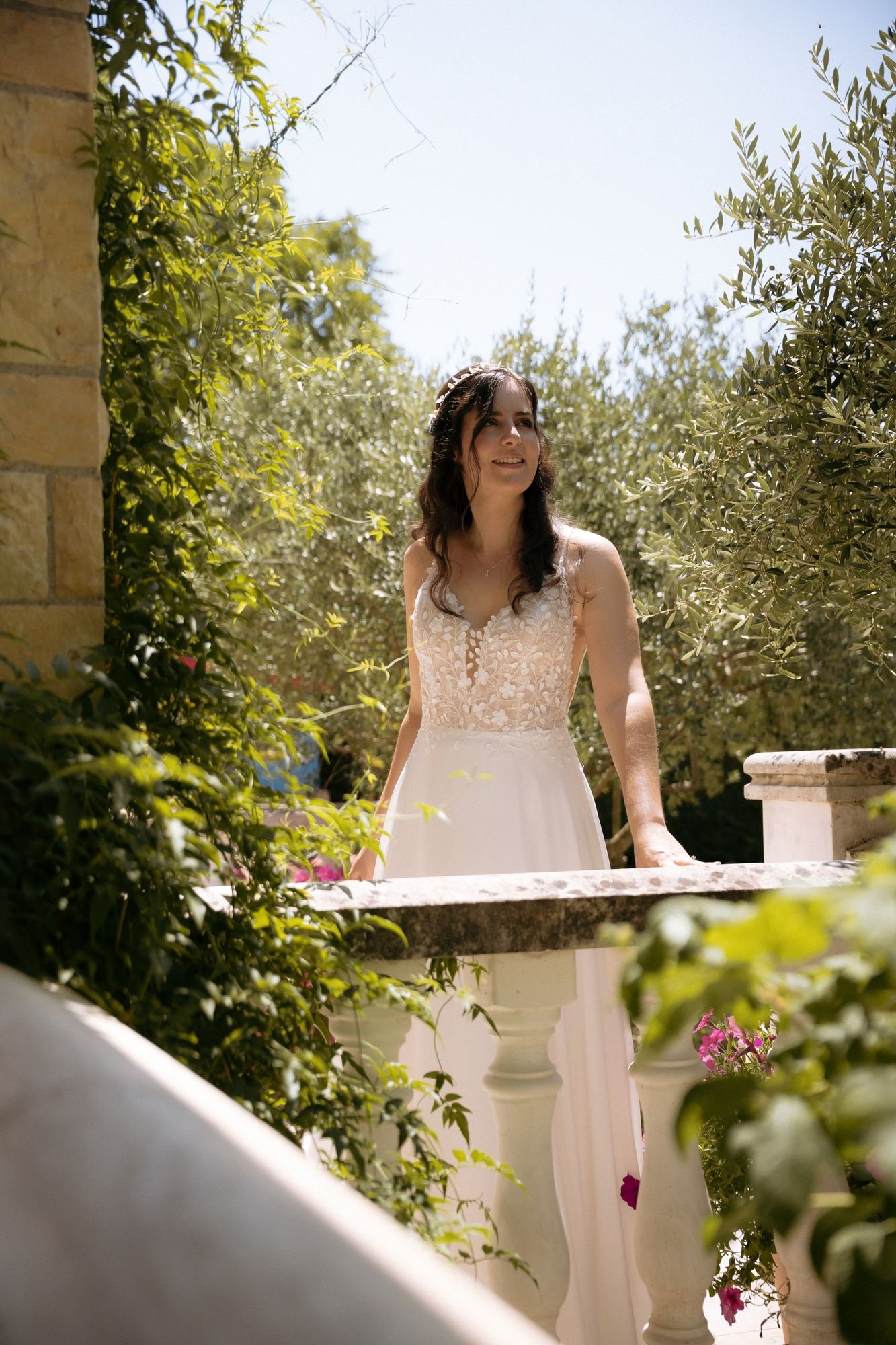 Mariée sur un balcon entouré d'oliviers