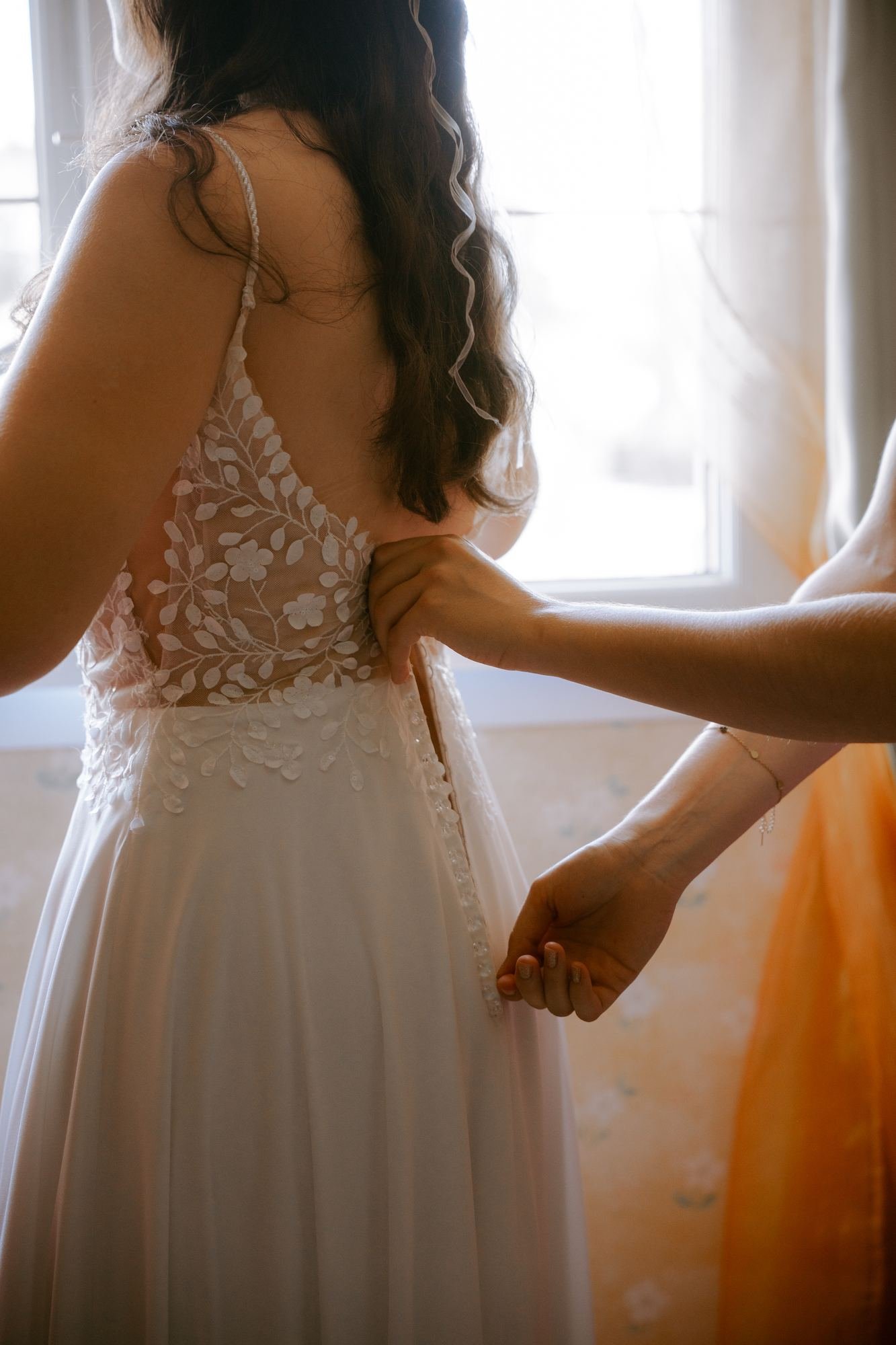 Fermeture de la robe de mariée