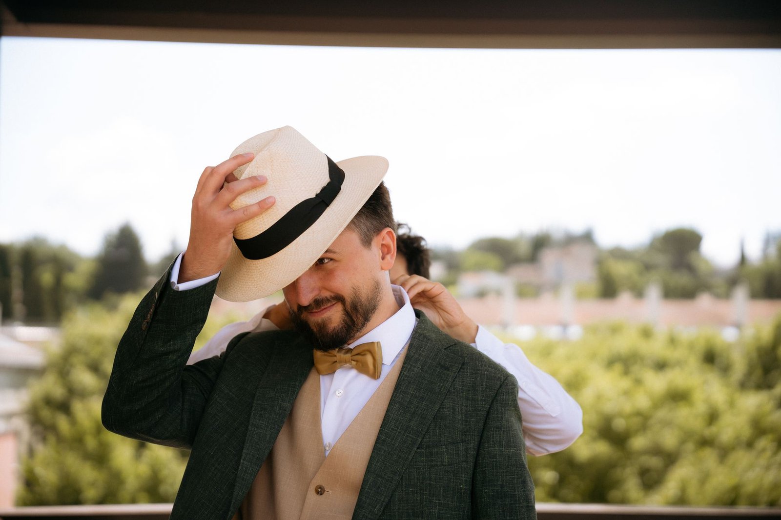 Le marié ajustant son chapeau