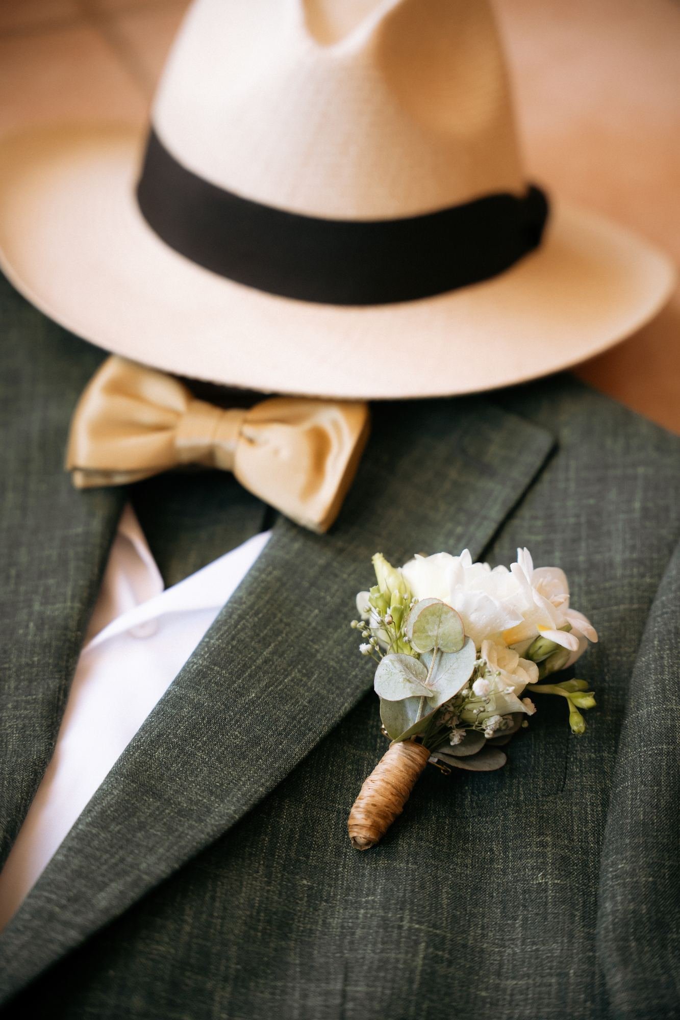 Chapeau, nœud papillon et boutonnière