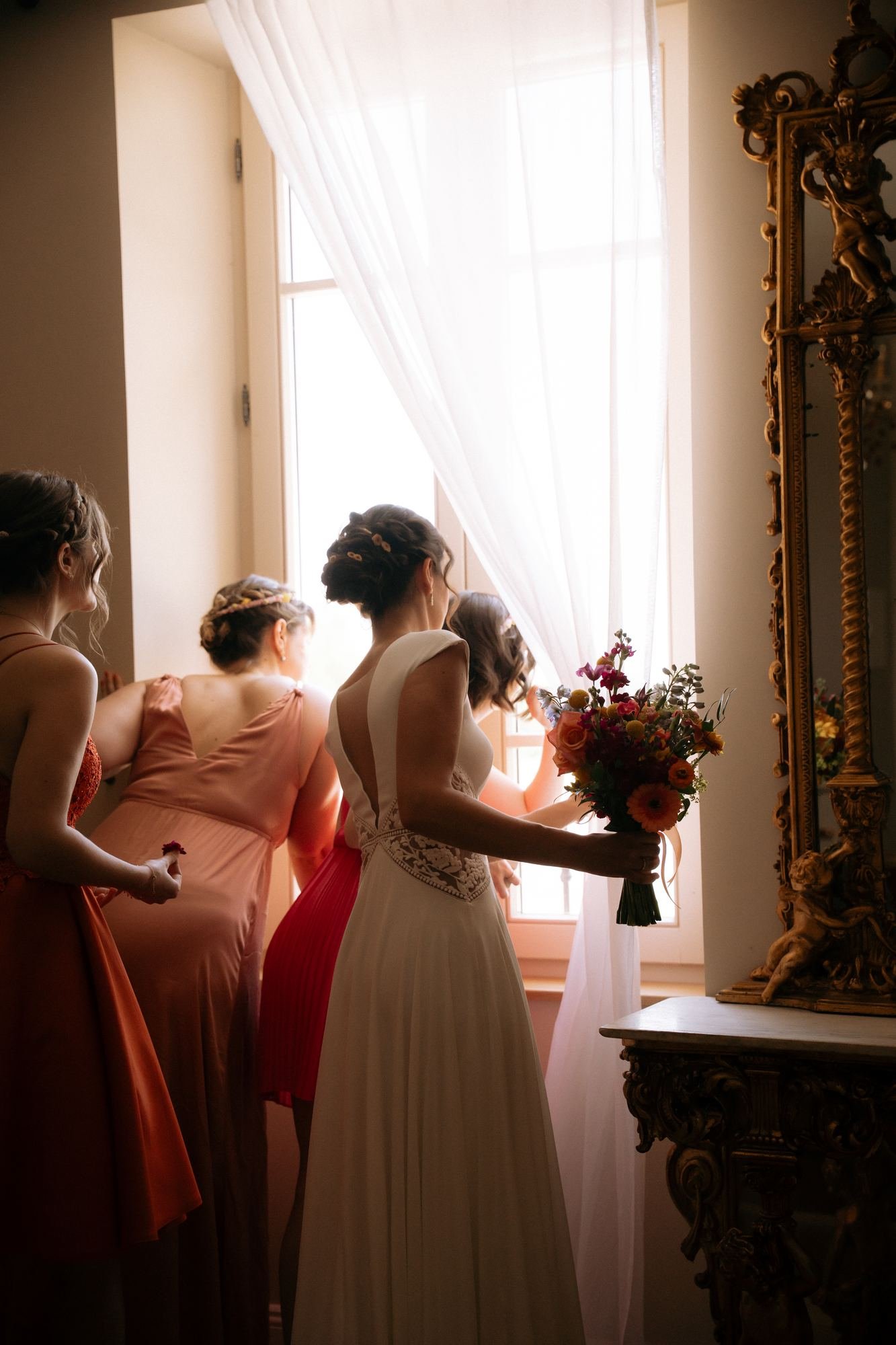 La mariée et ses témoins devant la fenêtre
