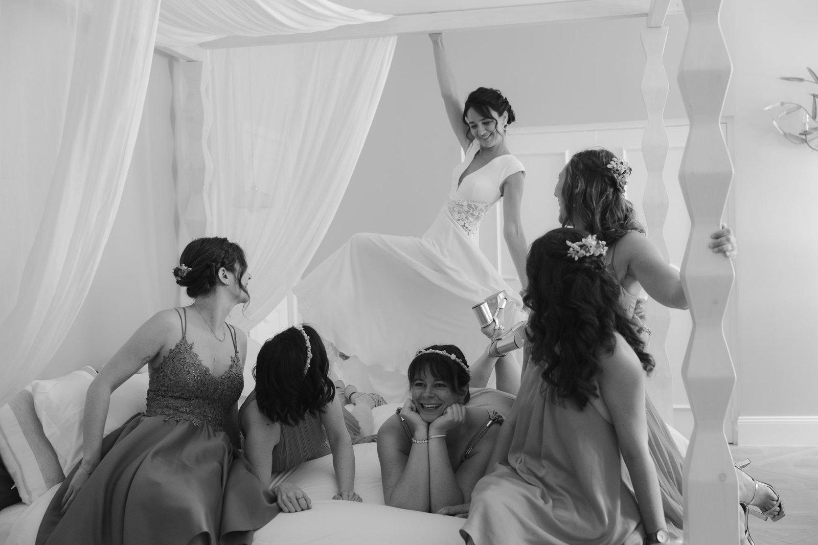 La mariée sautant sur le lit avec ses témoins