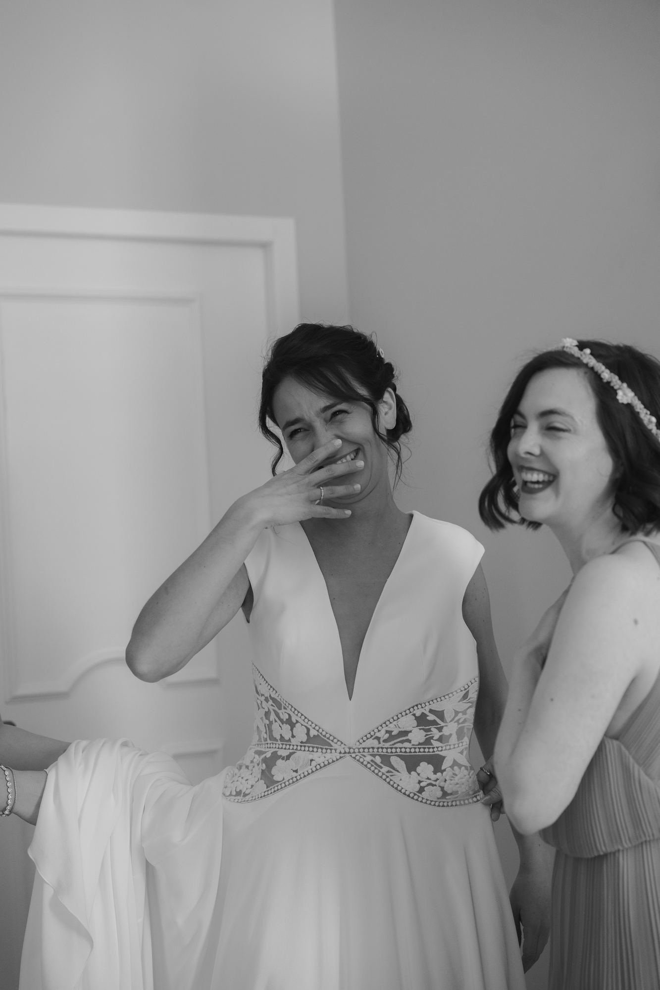 Fou rire de la mariée et d'une témoin