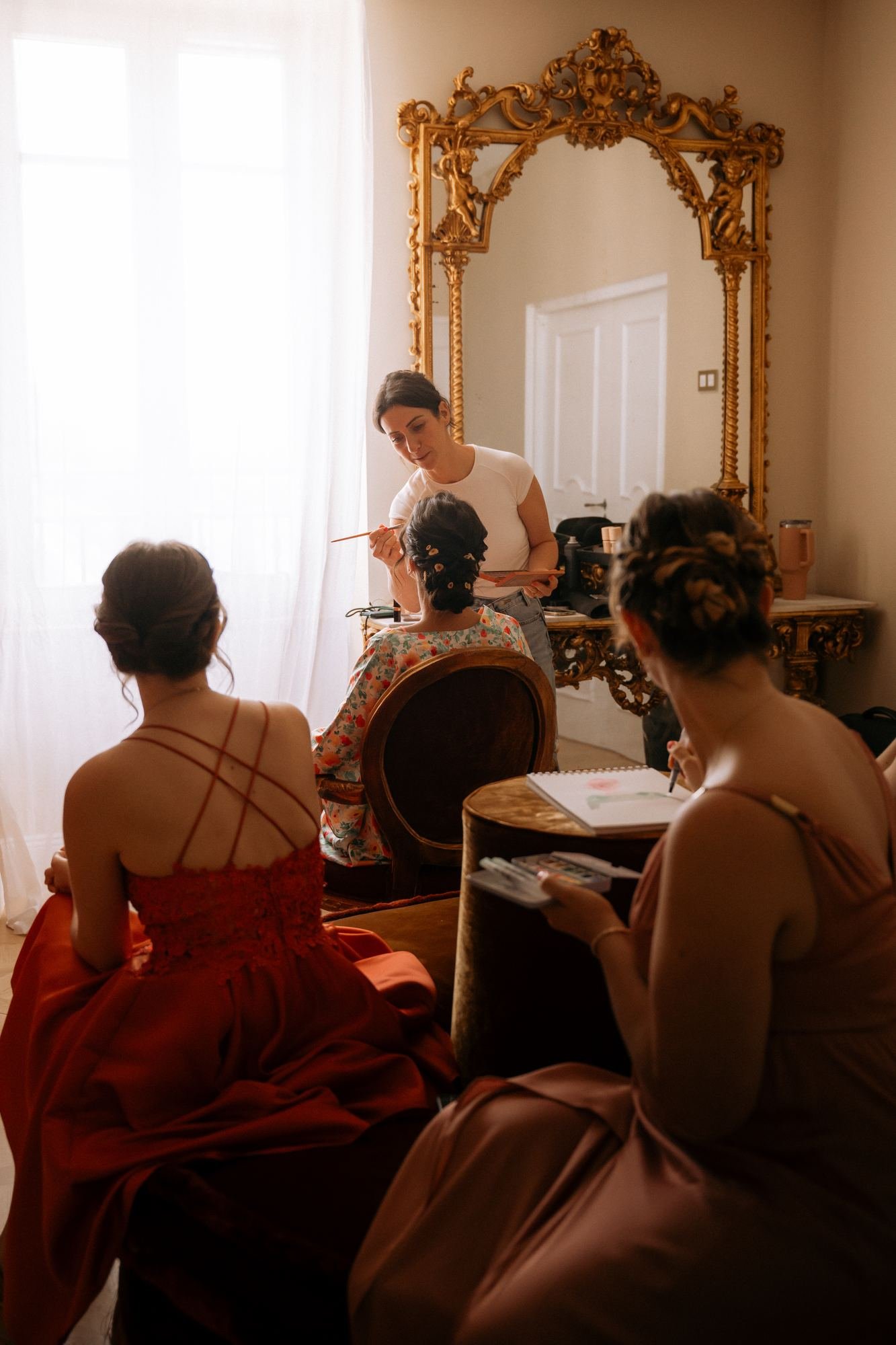 Maquillage réalisé devant un grand miroir doré