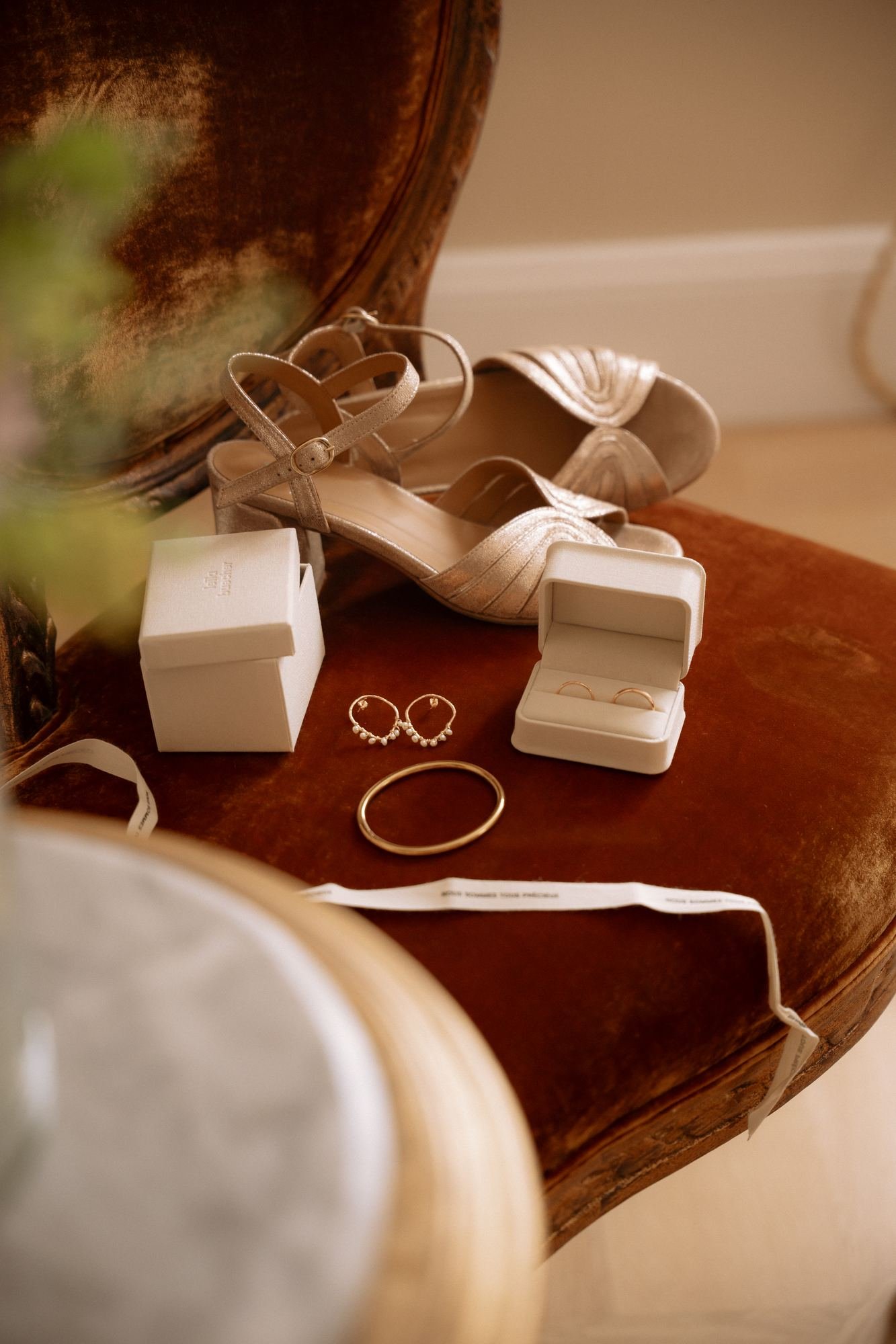 Chaussures et bijoux de la mariée