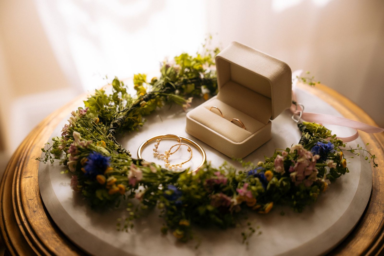 Alliances posées sur une couronne de fleurs