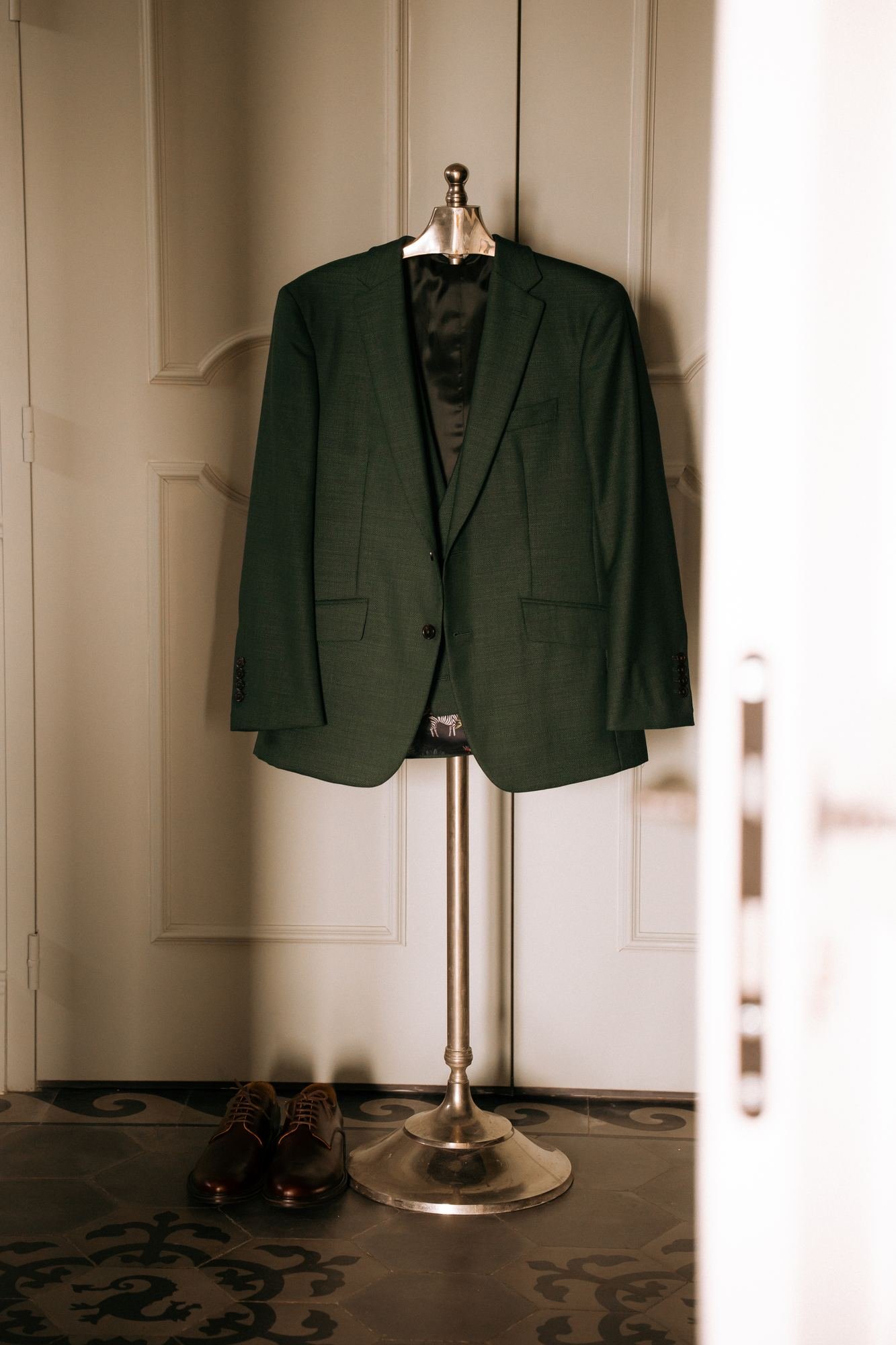 Veste du marié suspendue