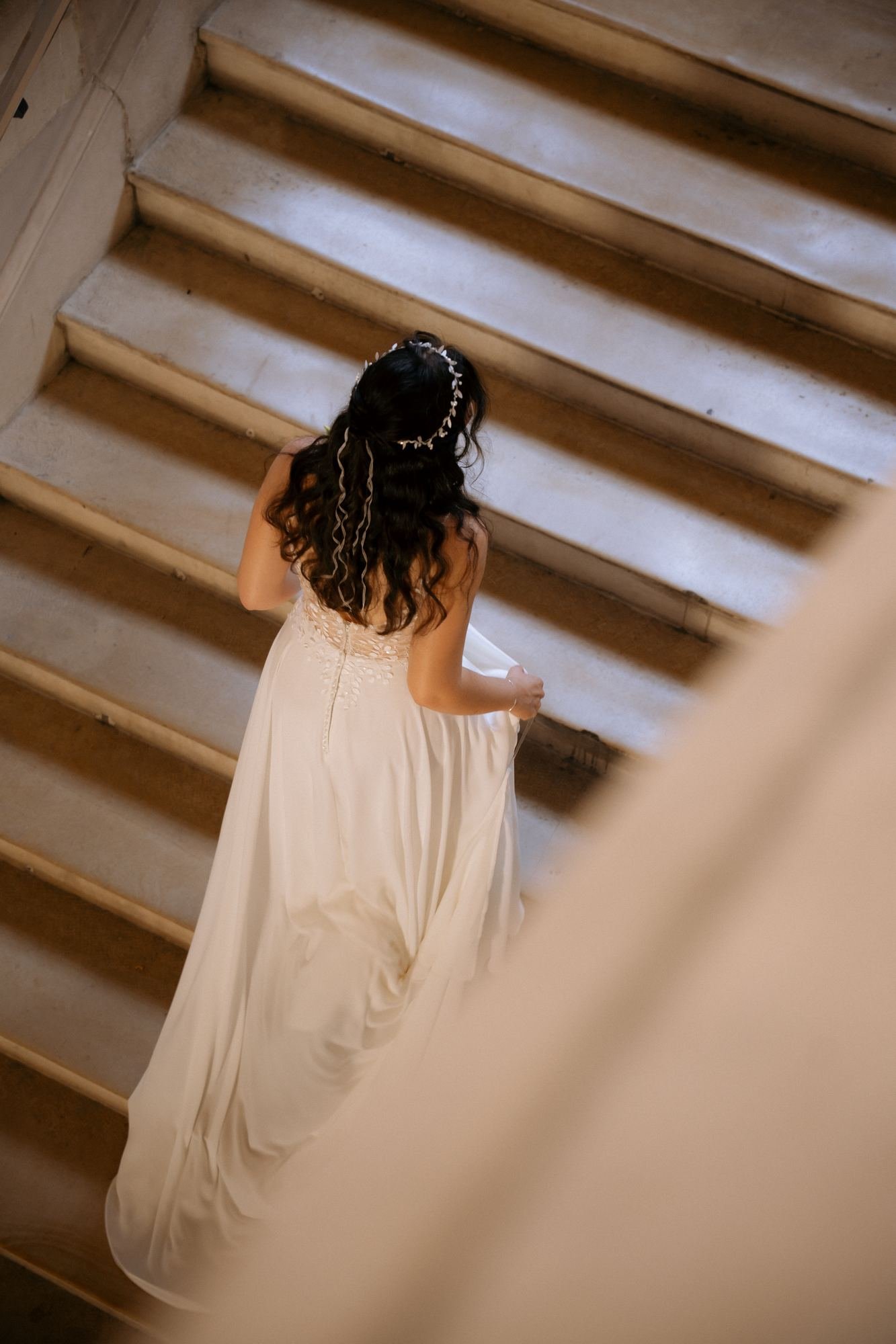 Mariée descendant un escalier