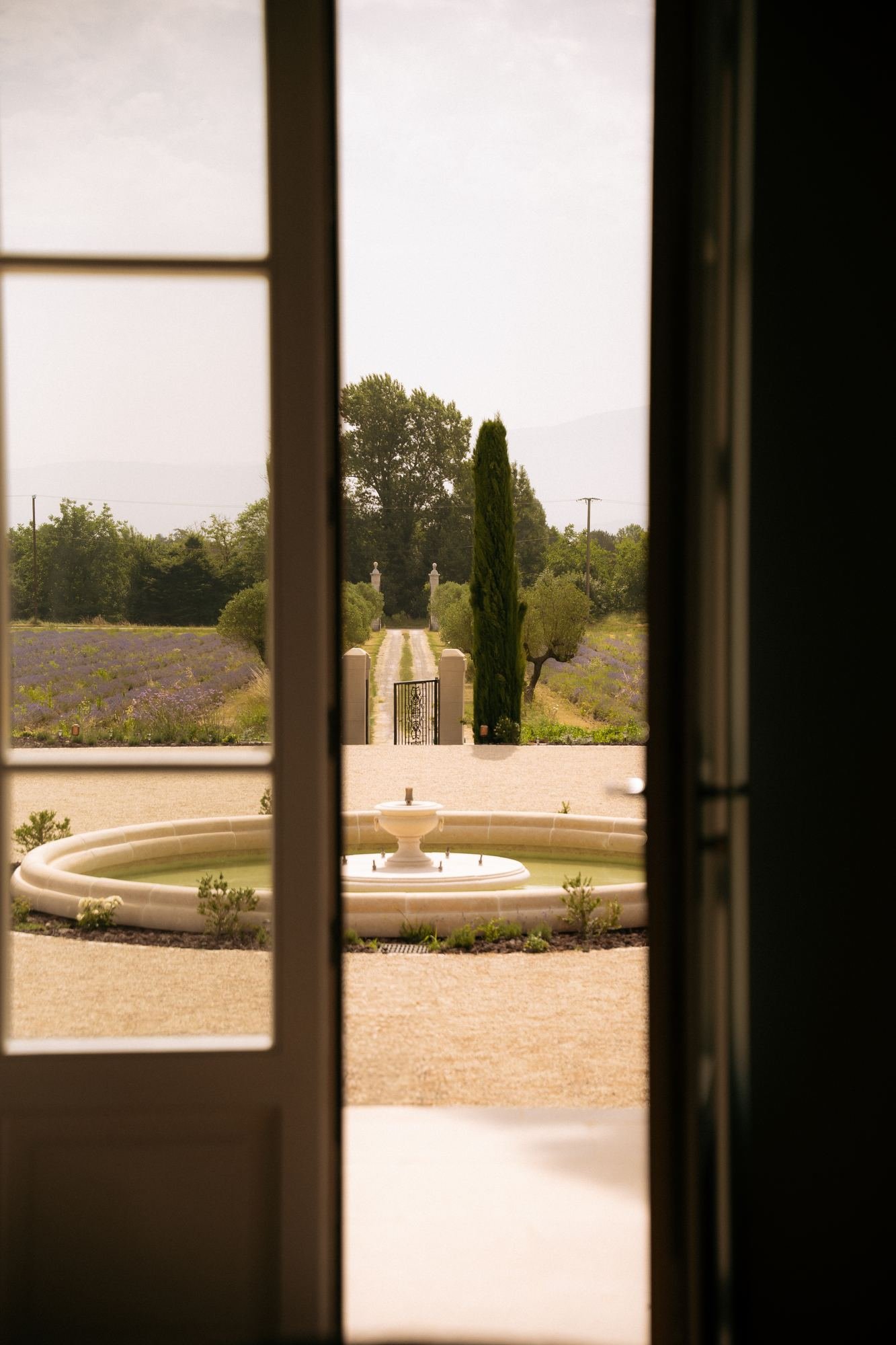 Vue sur la fontaine depuis une porte-fenêtre