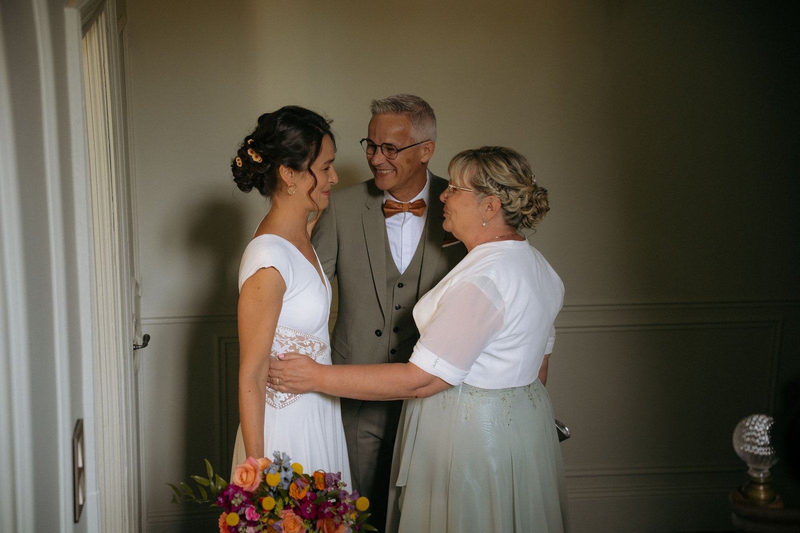 La mariée retrouvant ses parents