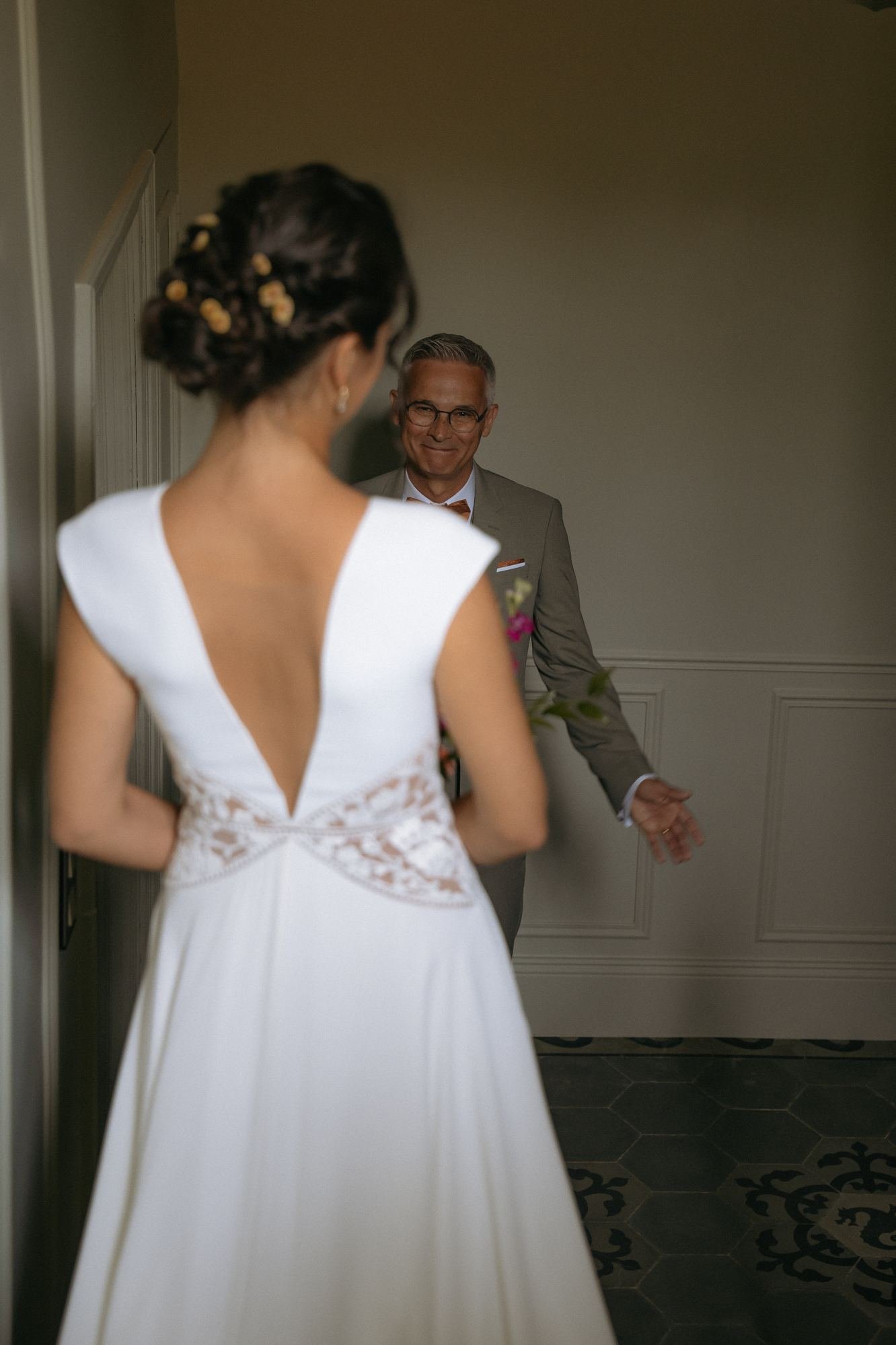 La mariée et son père se souriant