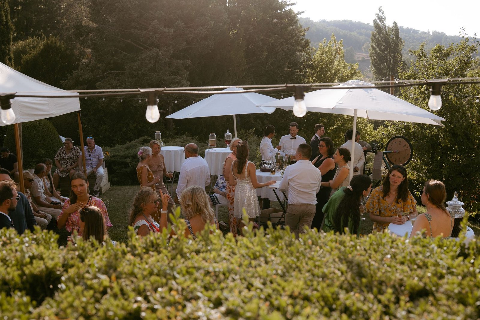 Cocktail entre invités au coucher du soleil