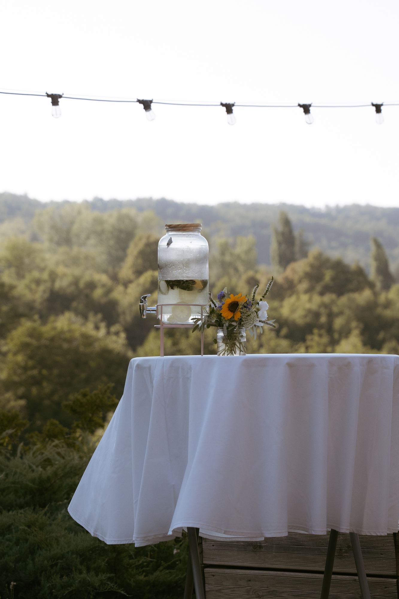 Table dressée avec fontaine à boissons et tournesols