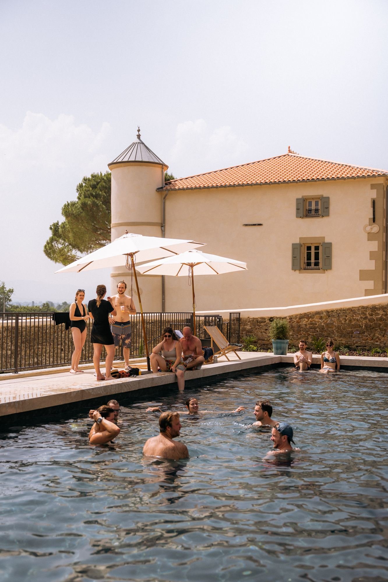 Invités profitant de la piscine