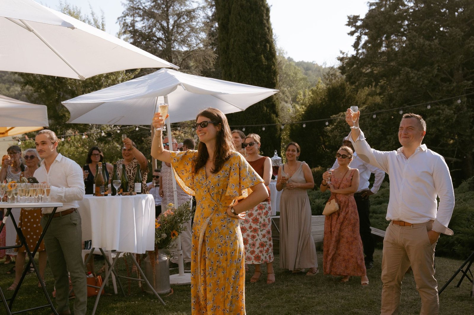 Invités levant leur verre pour un toast