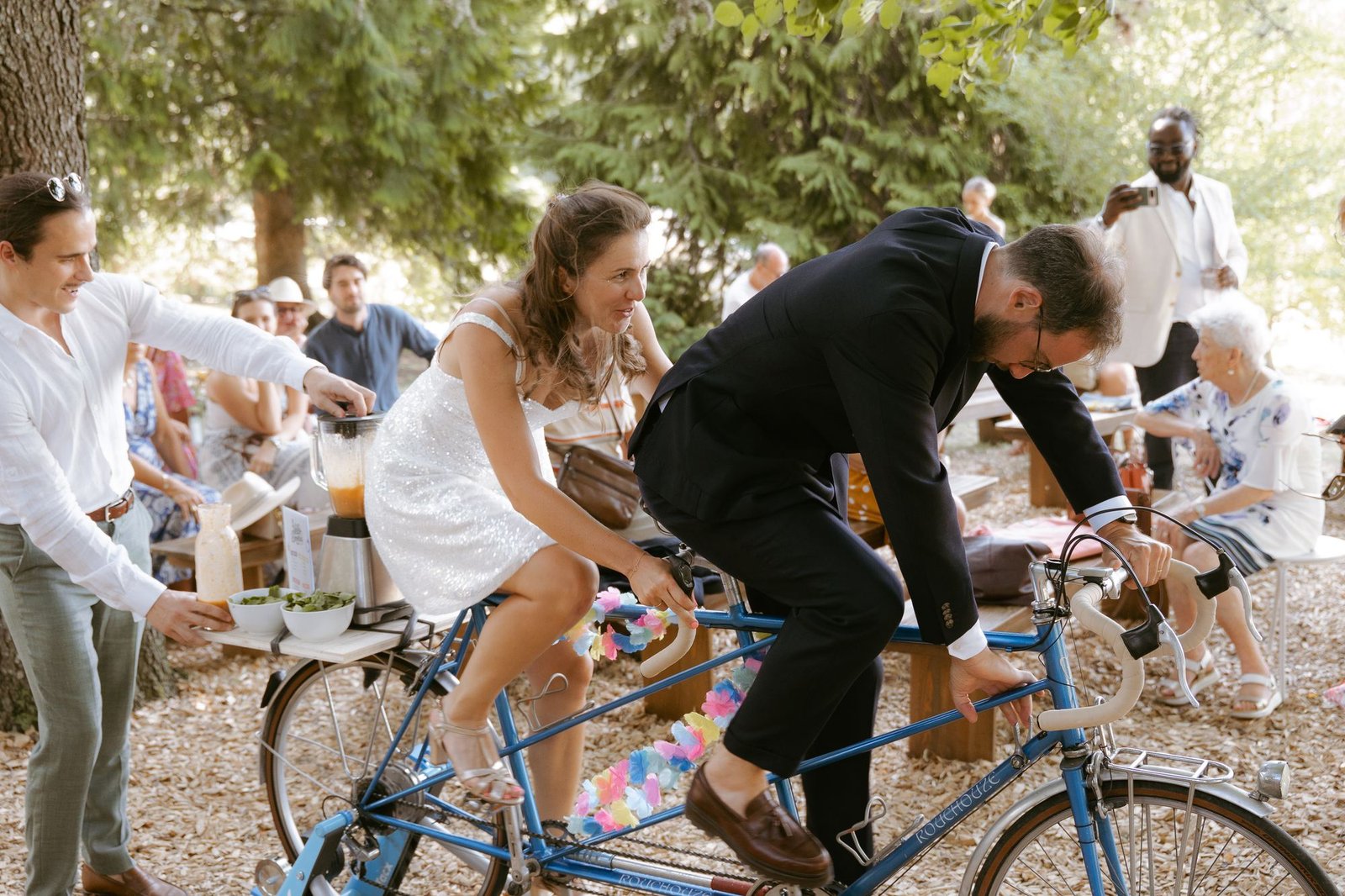 Les mariés sur un vélo tandem