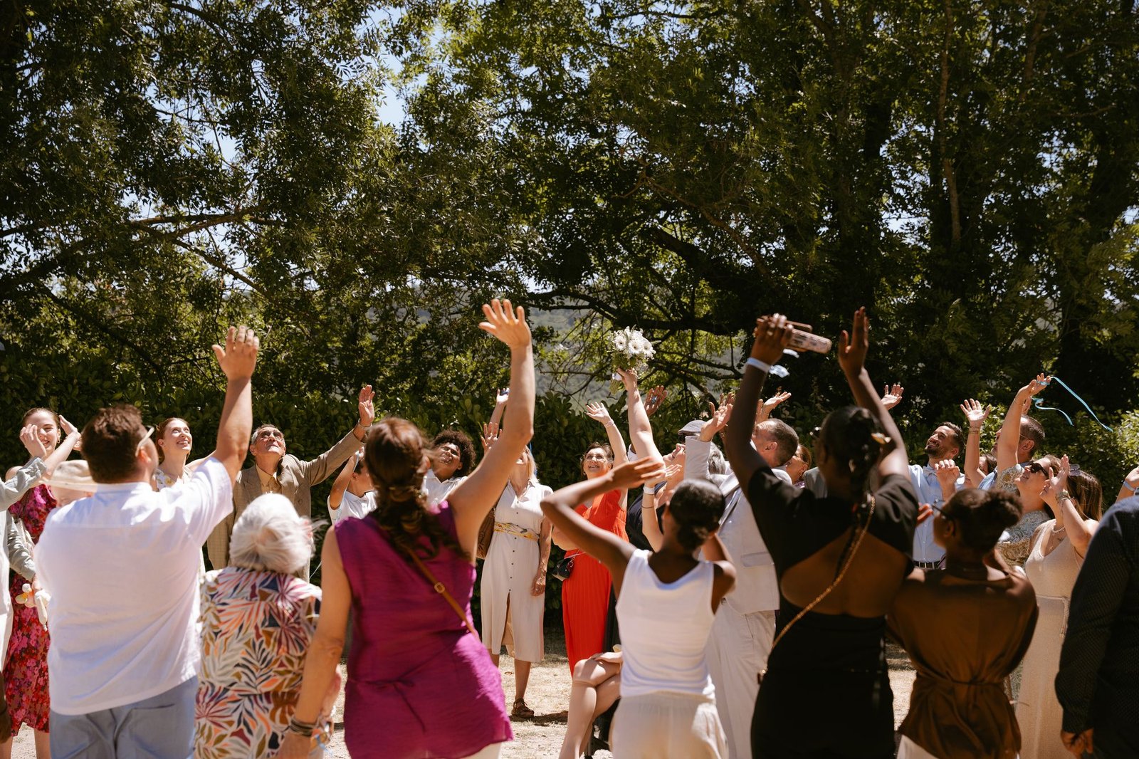 Invités les bras levés pour le lancer du bouquet
