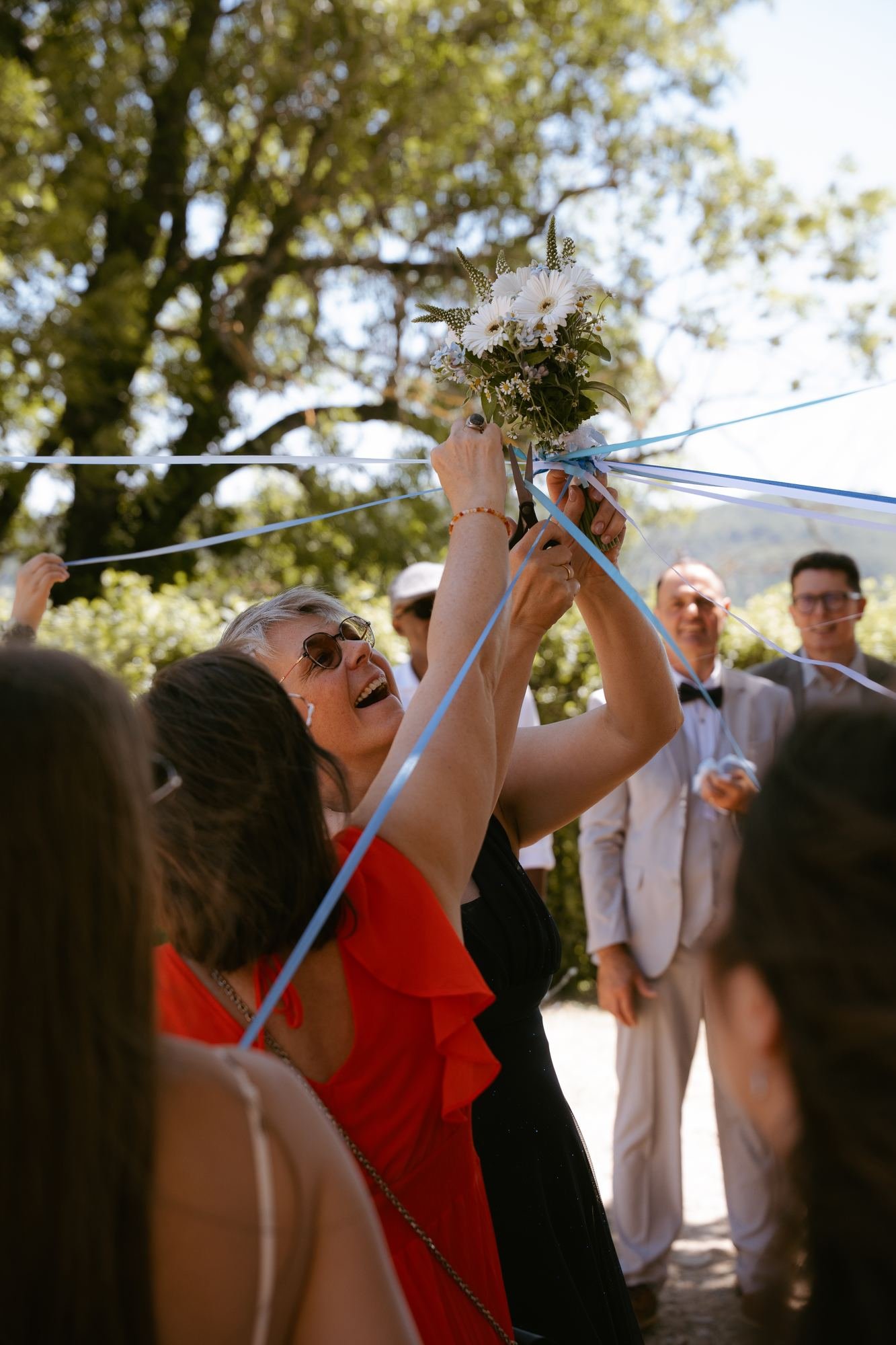Une invitée coupant les rubans du bouquet