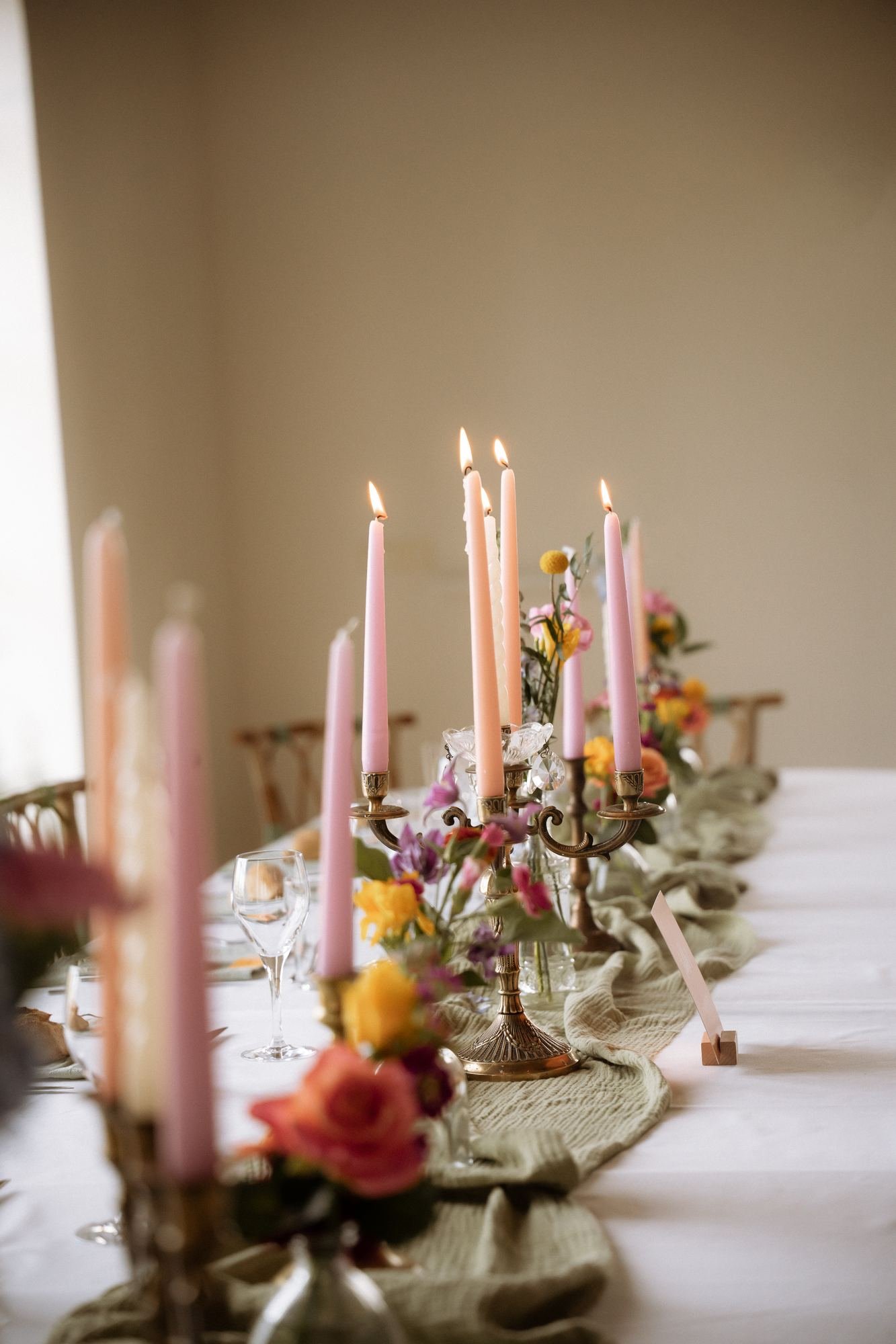Table dressée avec bougies et fleurs