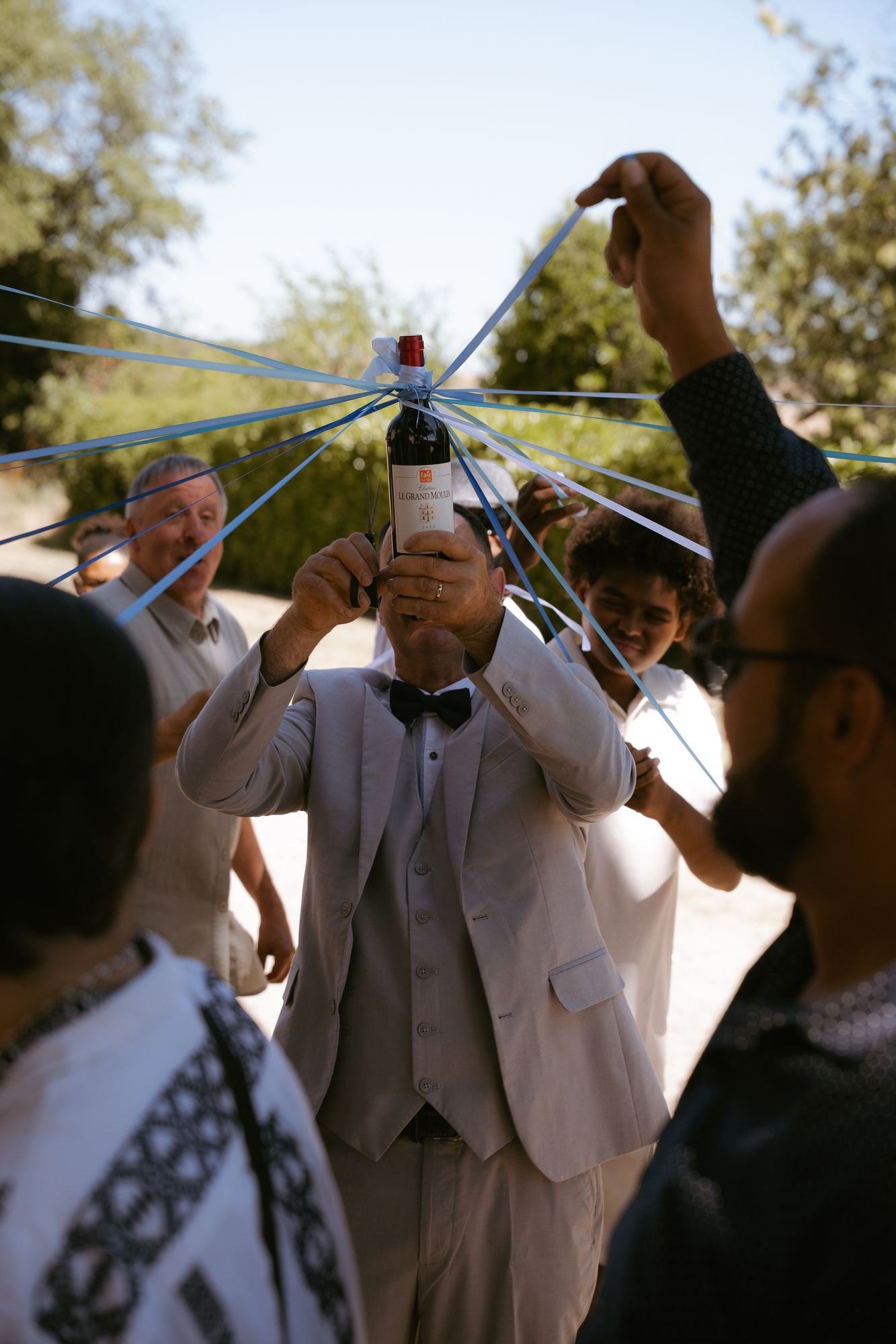 Coupure du ruban autour d'une bouteille de vin