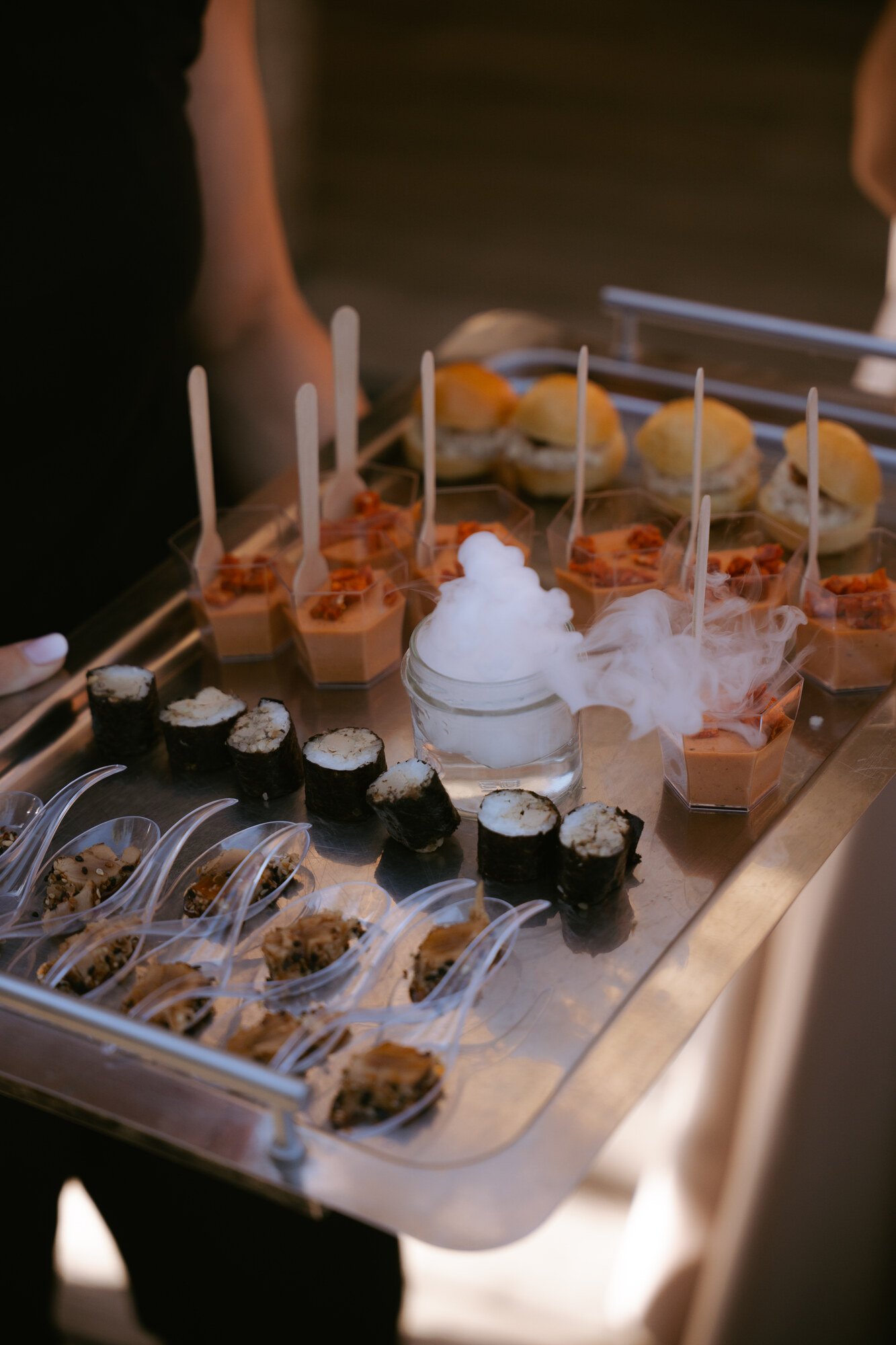 Plateau de bouchées et sushis fumants au cocktail