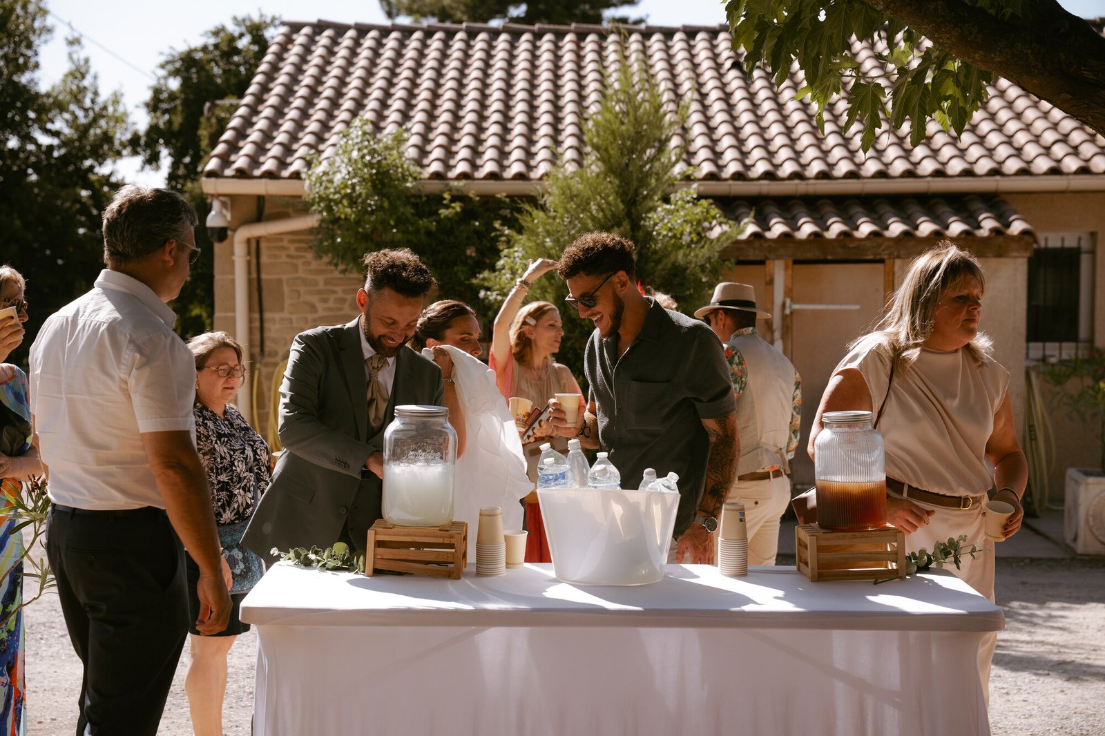 Le marié servant des boissons fraîches aux invités