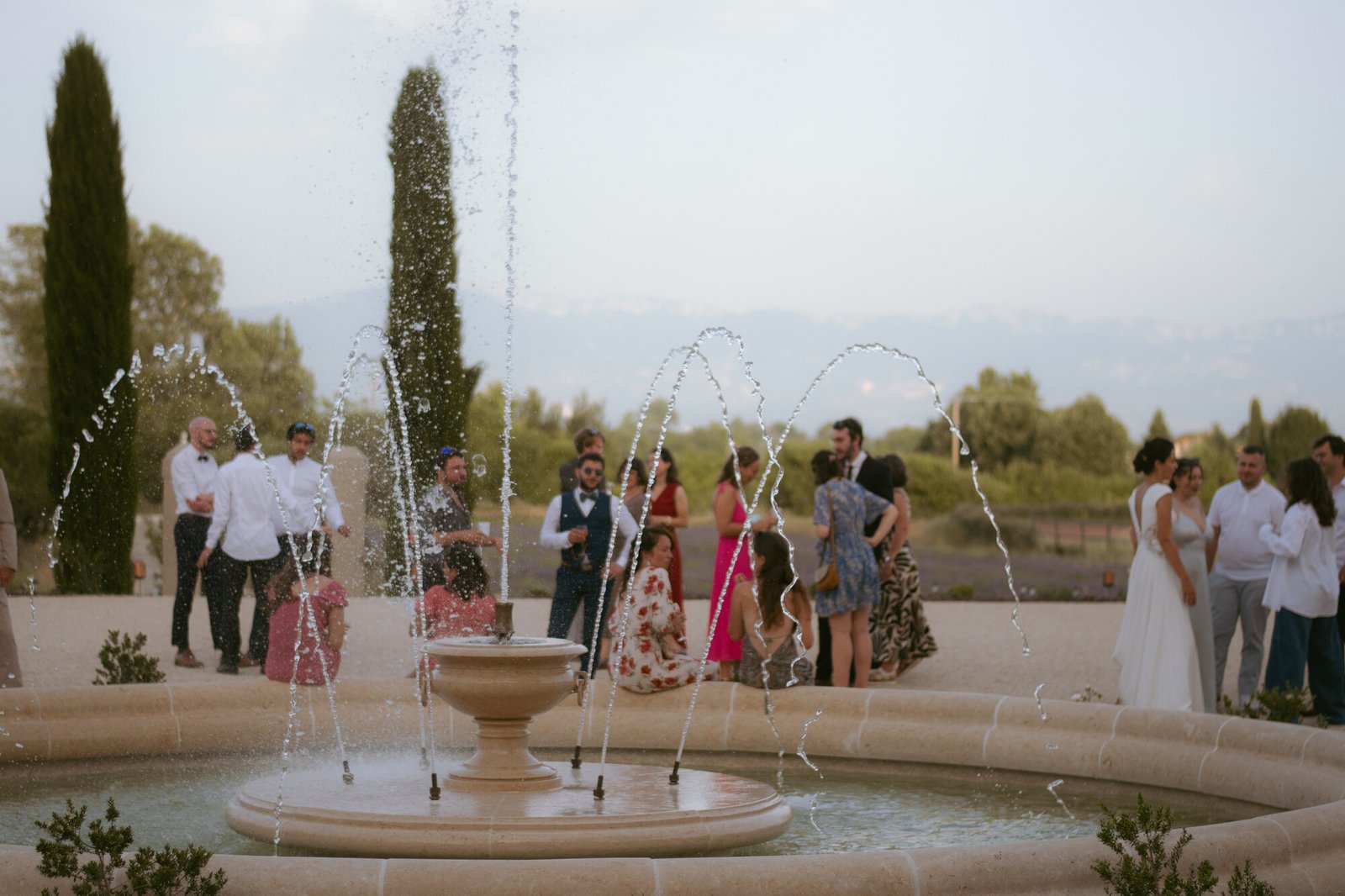 Invités profitant de la fontaine face aux champs de lavande
