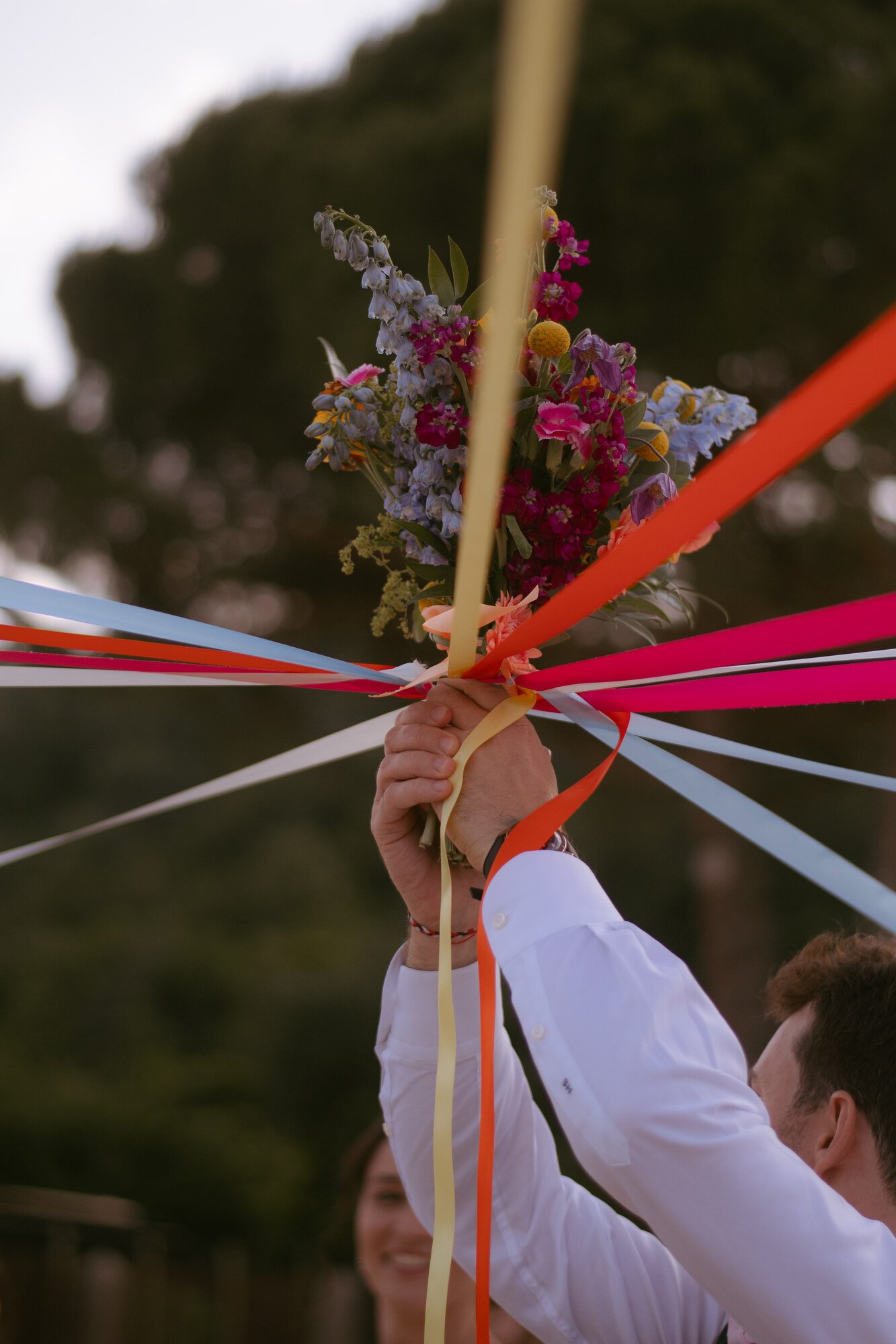 Bouquet multicolore noué de rubans