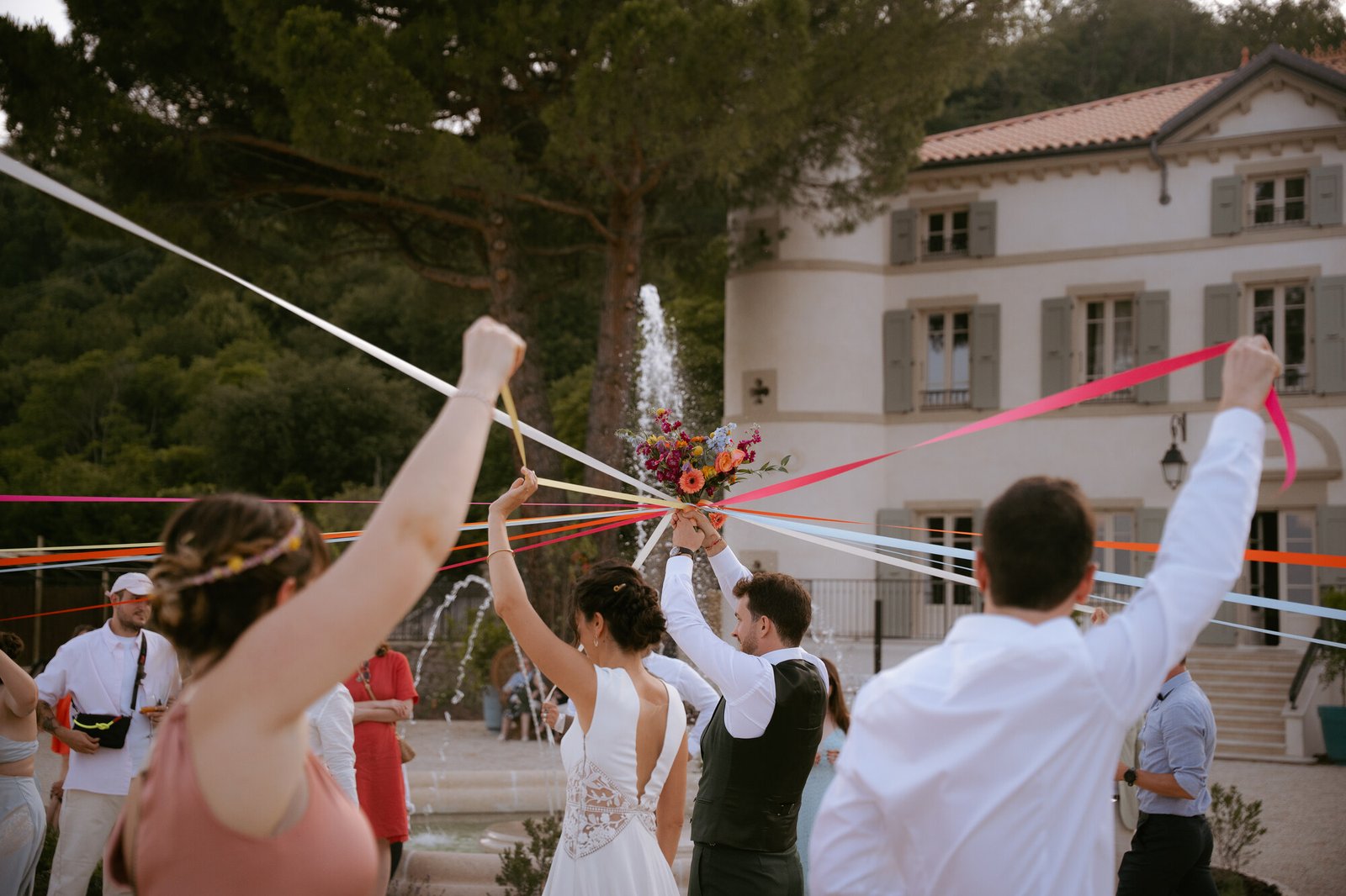 Le jeu du bouquet à rubans devant le château