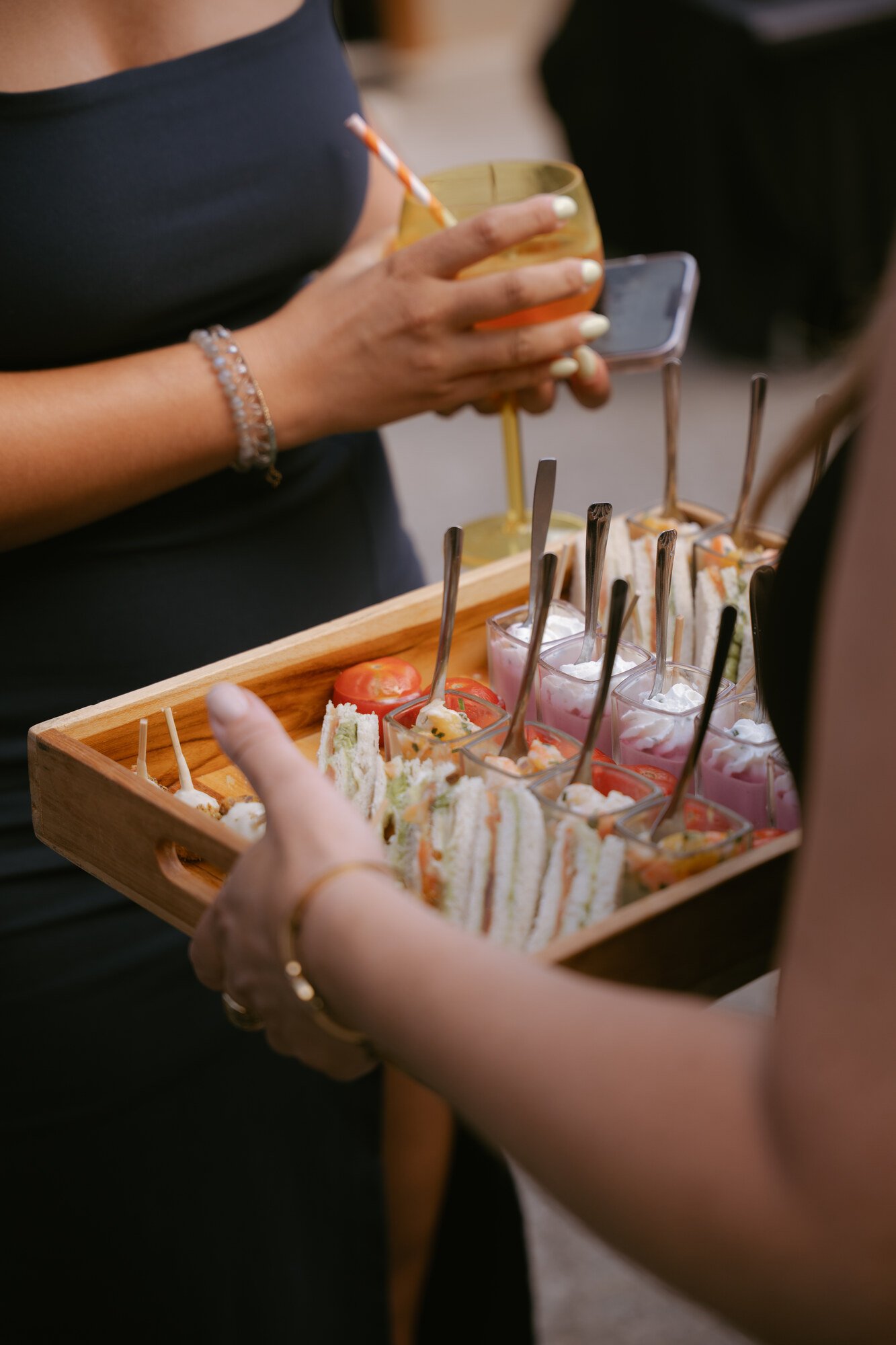 Plateau de mini-sandwichs et verrines servi aux invités