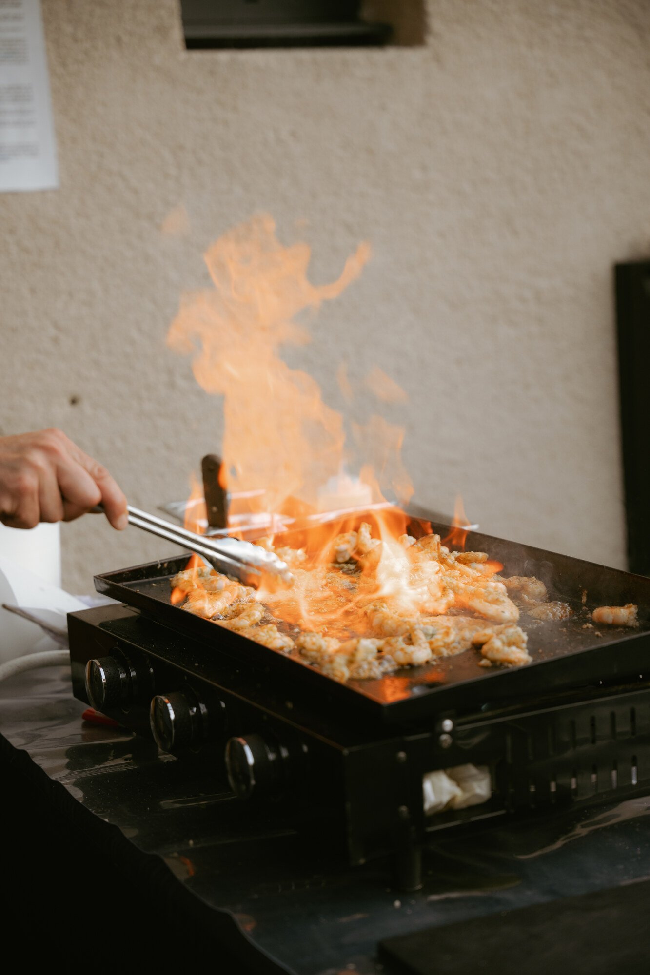 Crevettes flambées préparées devant les invités