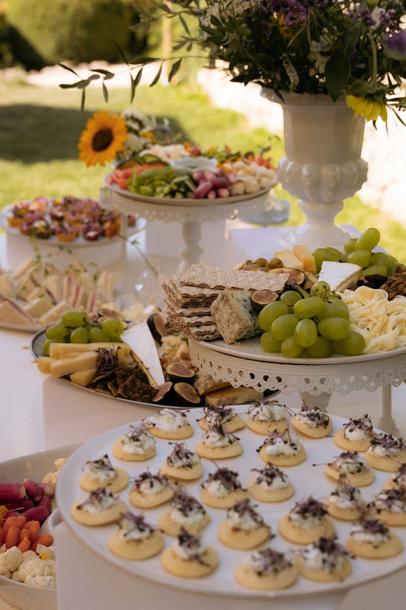 Buffet de fromages et de fruits