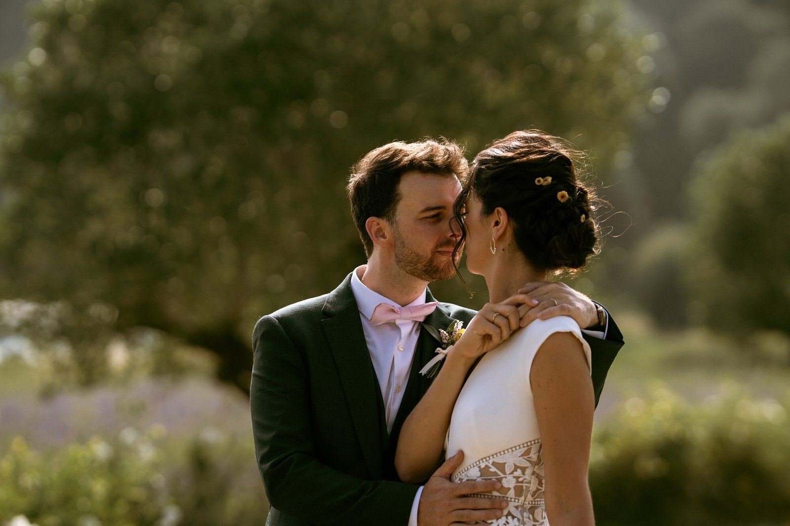 La mariée tenant son bouquet coloré dans la lavande